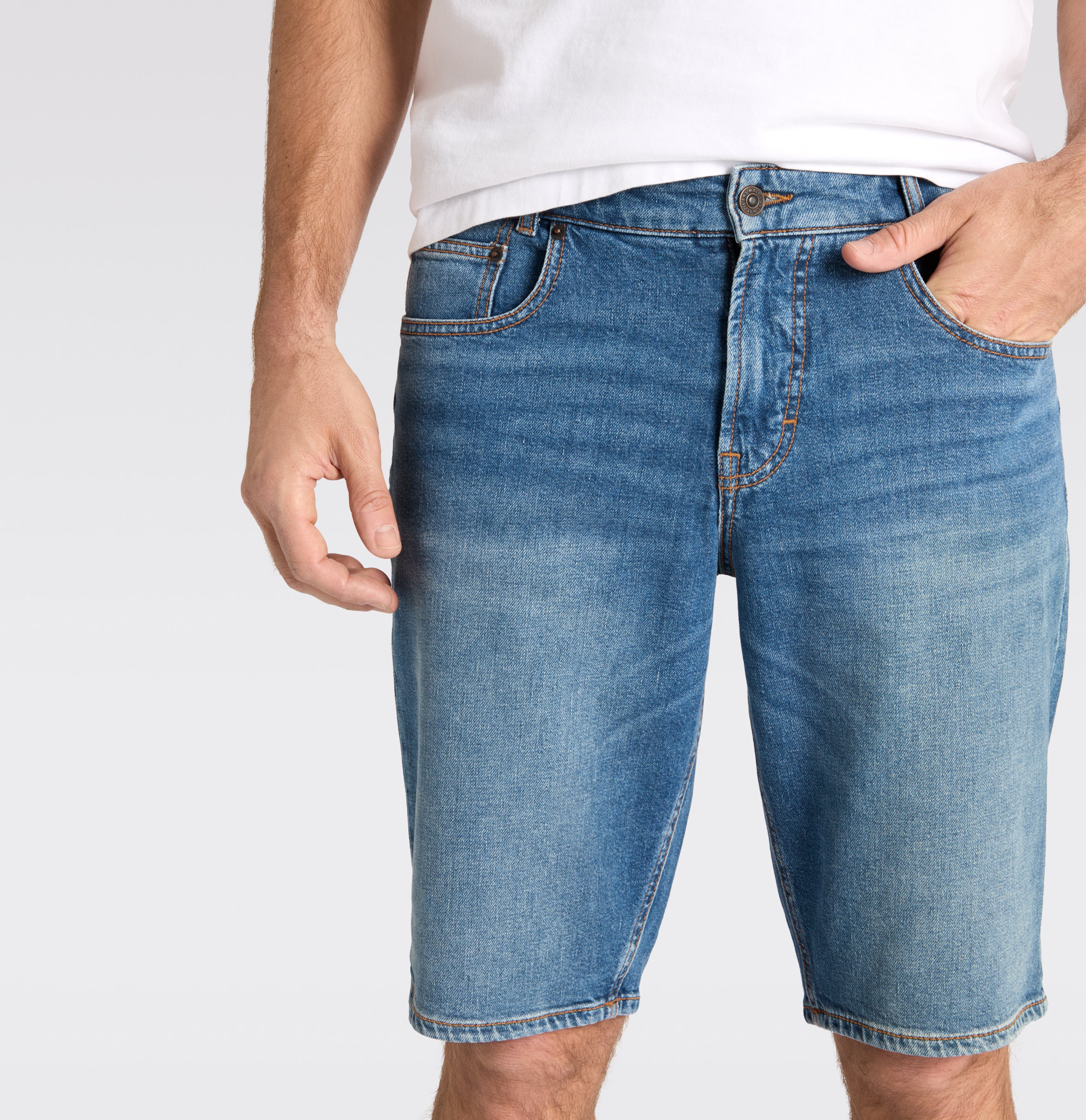Bermuda jeans with a vintage look. | Rick Bermuda | dark blue authentic wash | Side view of model