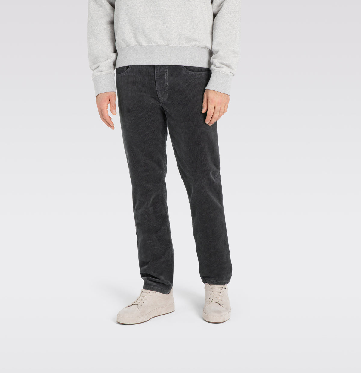 Modern fit made from soft, elastic fine corduroy. | Arne | rubber | Front view of model