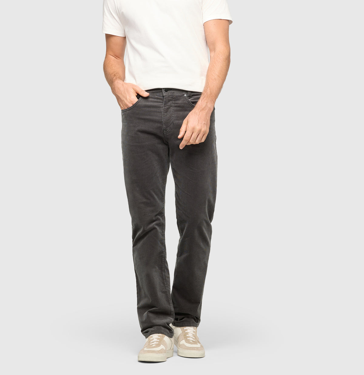 Modern fit made from soft, elastic fine corduroy. | Arne | rubber | Front view of model