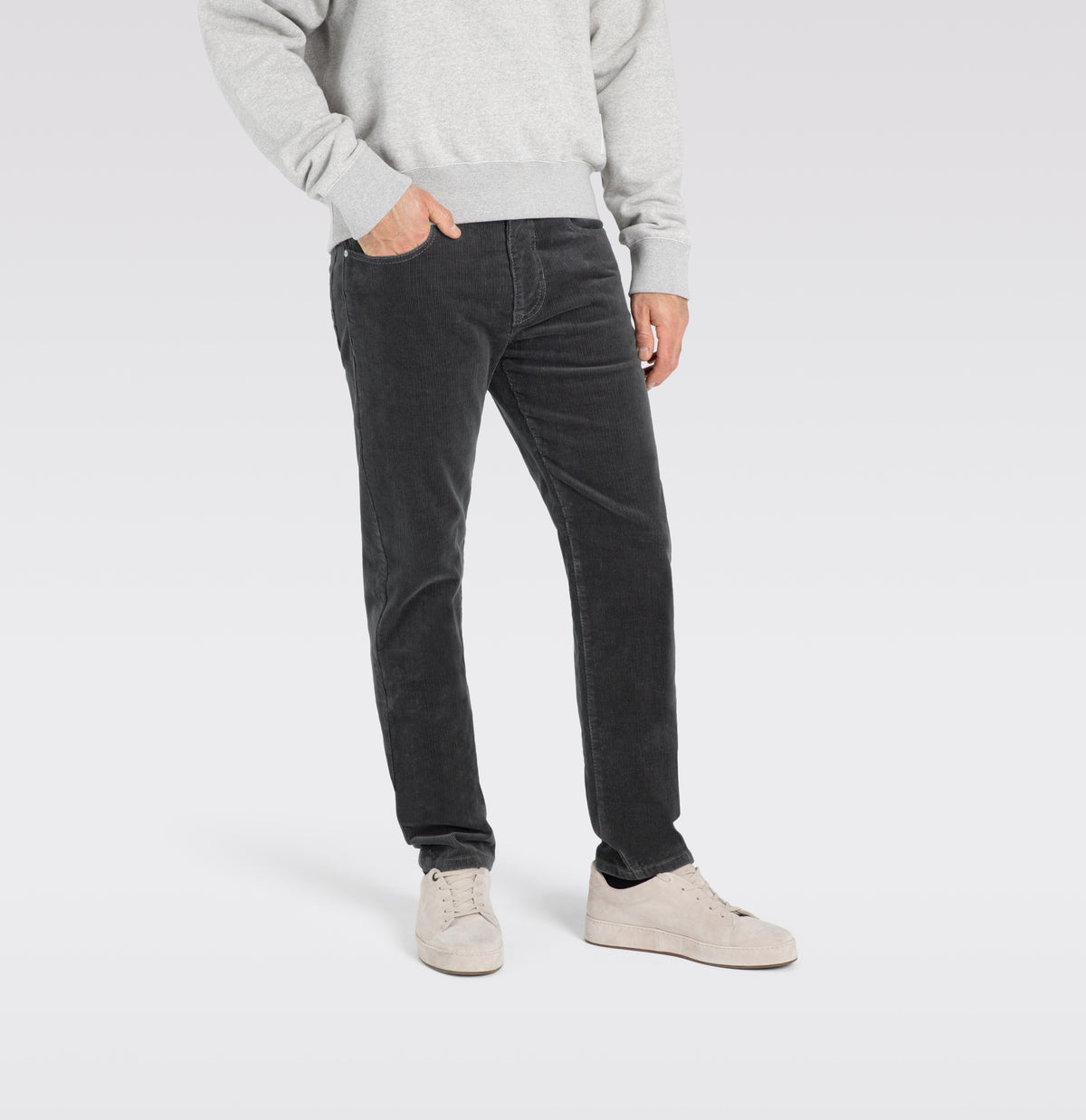 Modern fit made from soft, elastic fine corduroy. | Arne | rubber | Side view of model