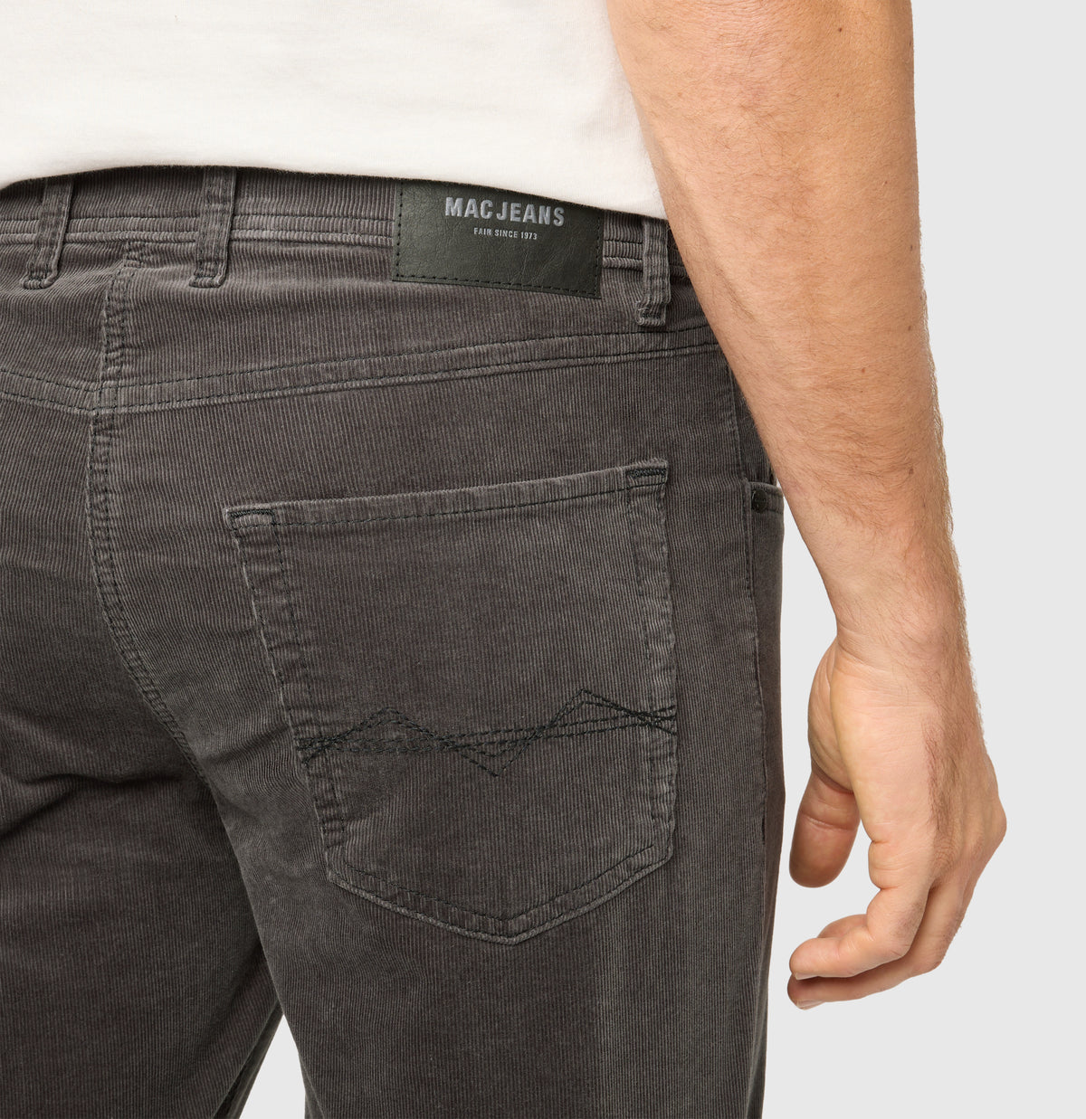 Modern fit made from soft, elastic fine corduroy. | Arne | rubber | Detailed view 3 of model