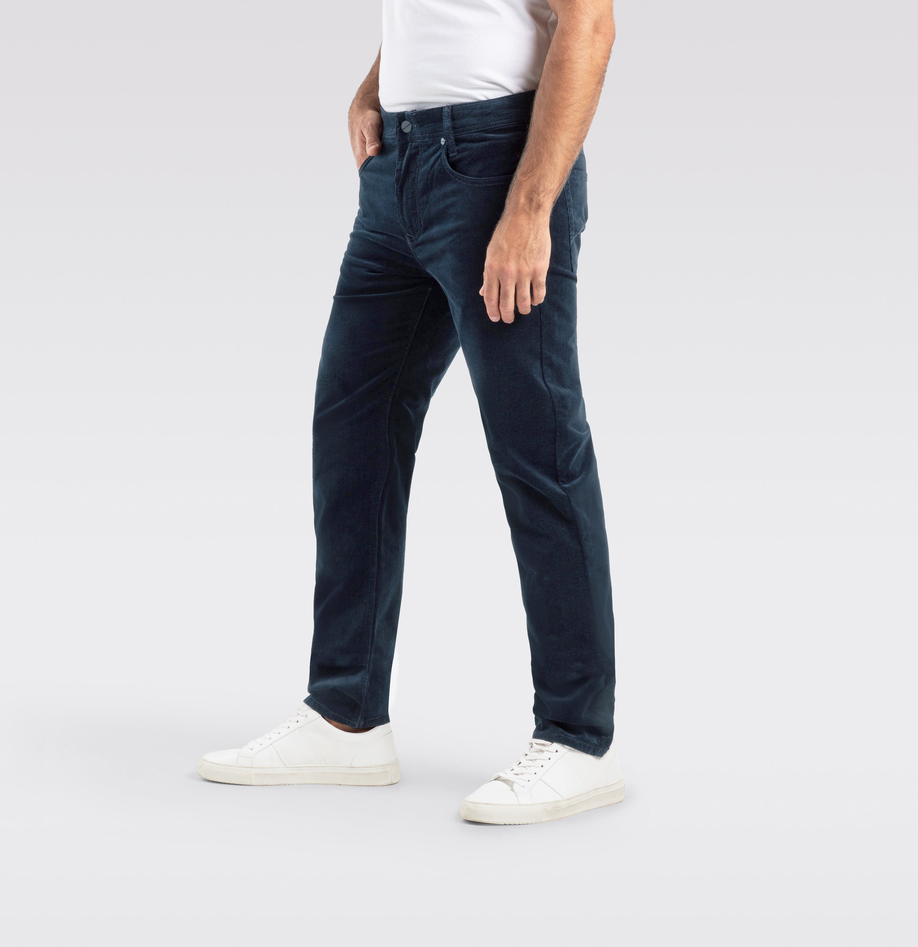 Modern fit made from soft, elastic fine corduroy. | Arne | midnight blue | Detailed view 2 of model