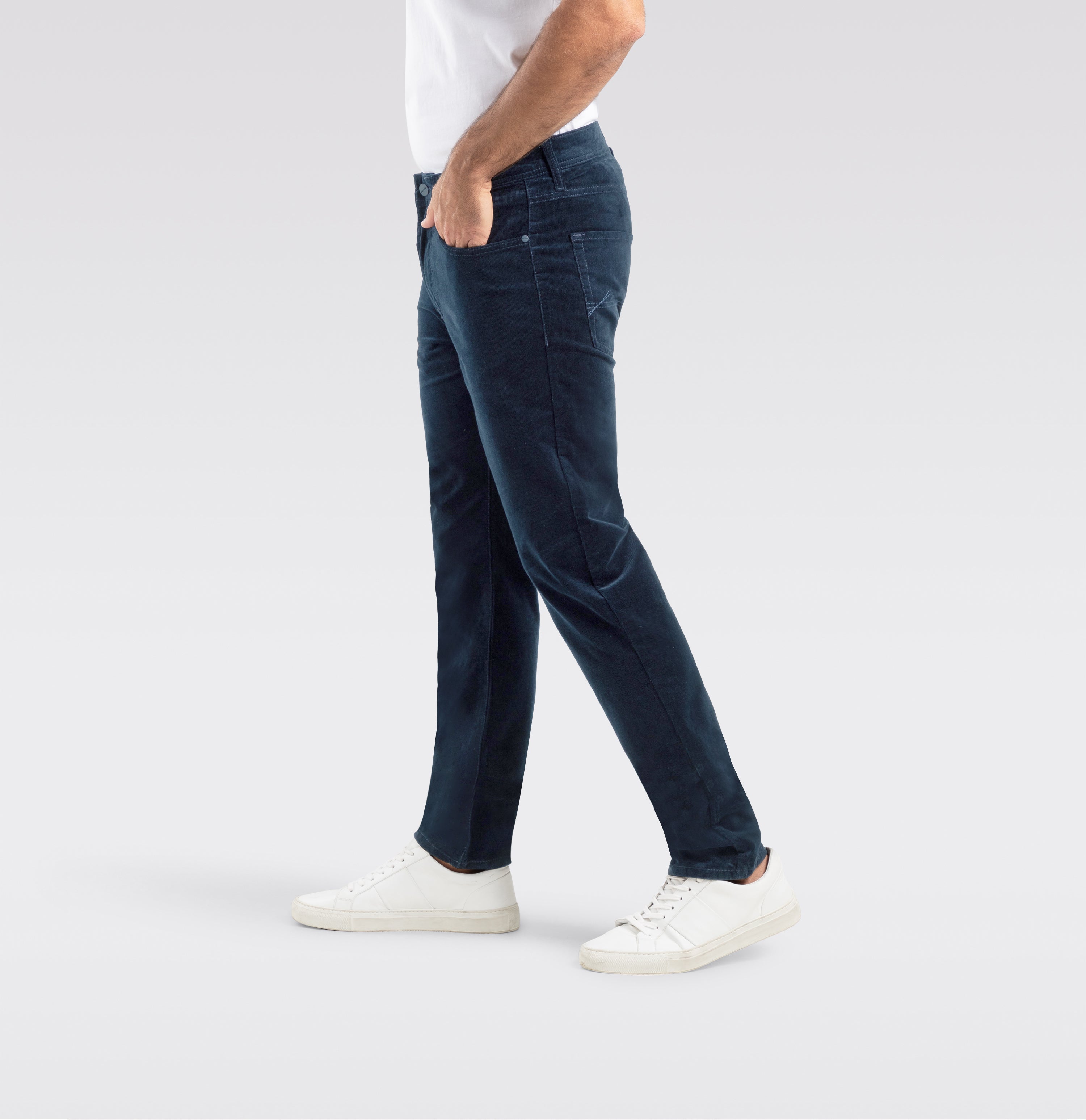 Modern fit made from soft, elastic fine corduroy. | Arne | midnight blue | Detailed view 3 of model