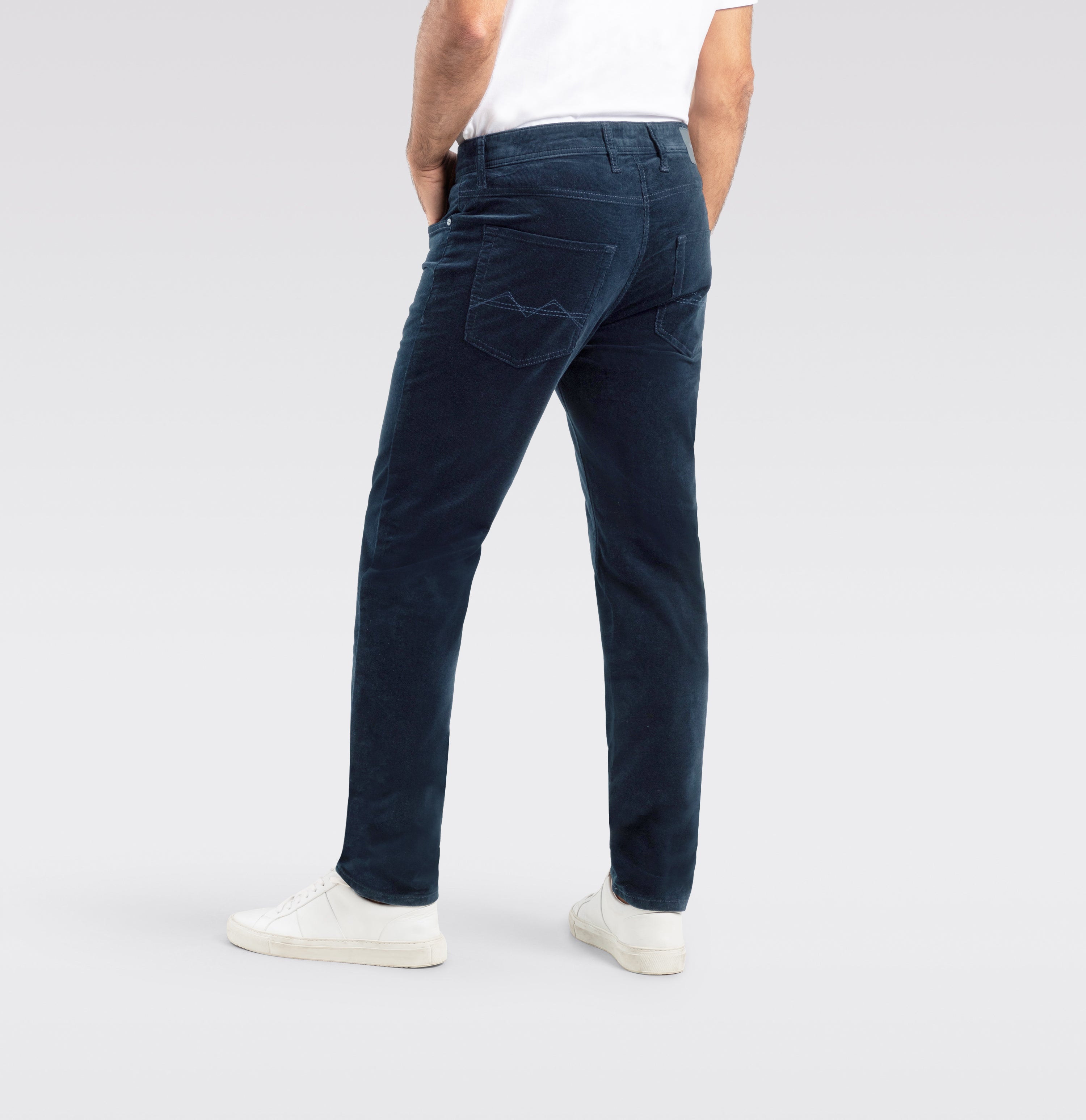 Modern fit made from soft, elastic fine corduroy. | Arne | midnight blue | Detailed view 4 of model