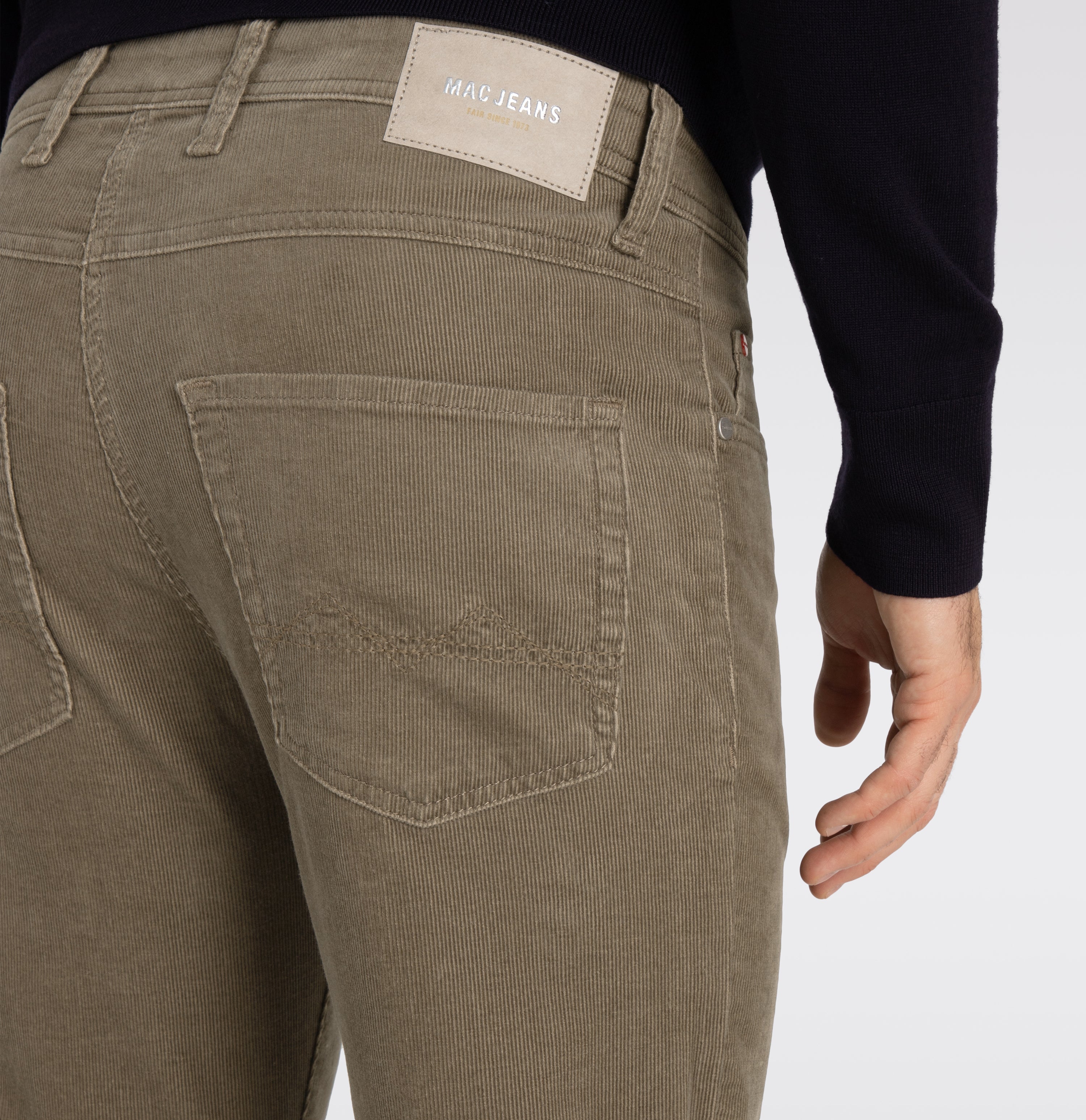 Modern fit made from soft, elastic fine corduroy. | Arne | ginger brown | Detailed view 3 of model