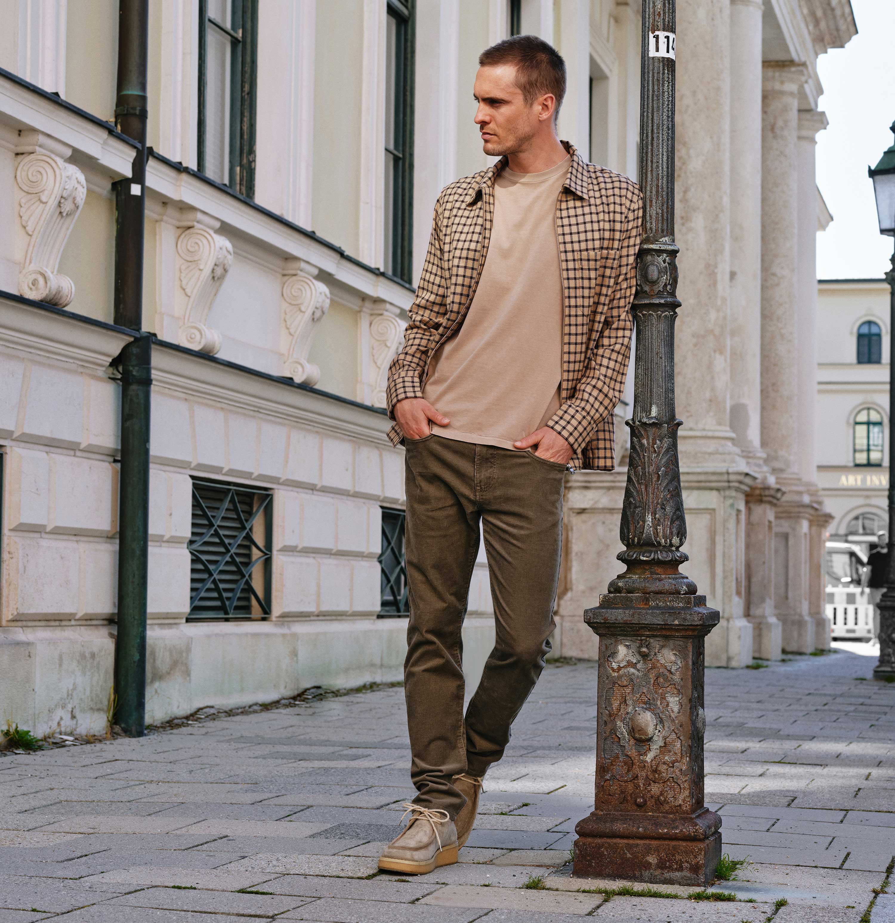 Modern fit made from soft, elastic fine corduroy. | Arne | ginger brown | Full-body of model