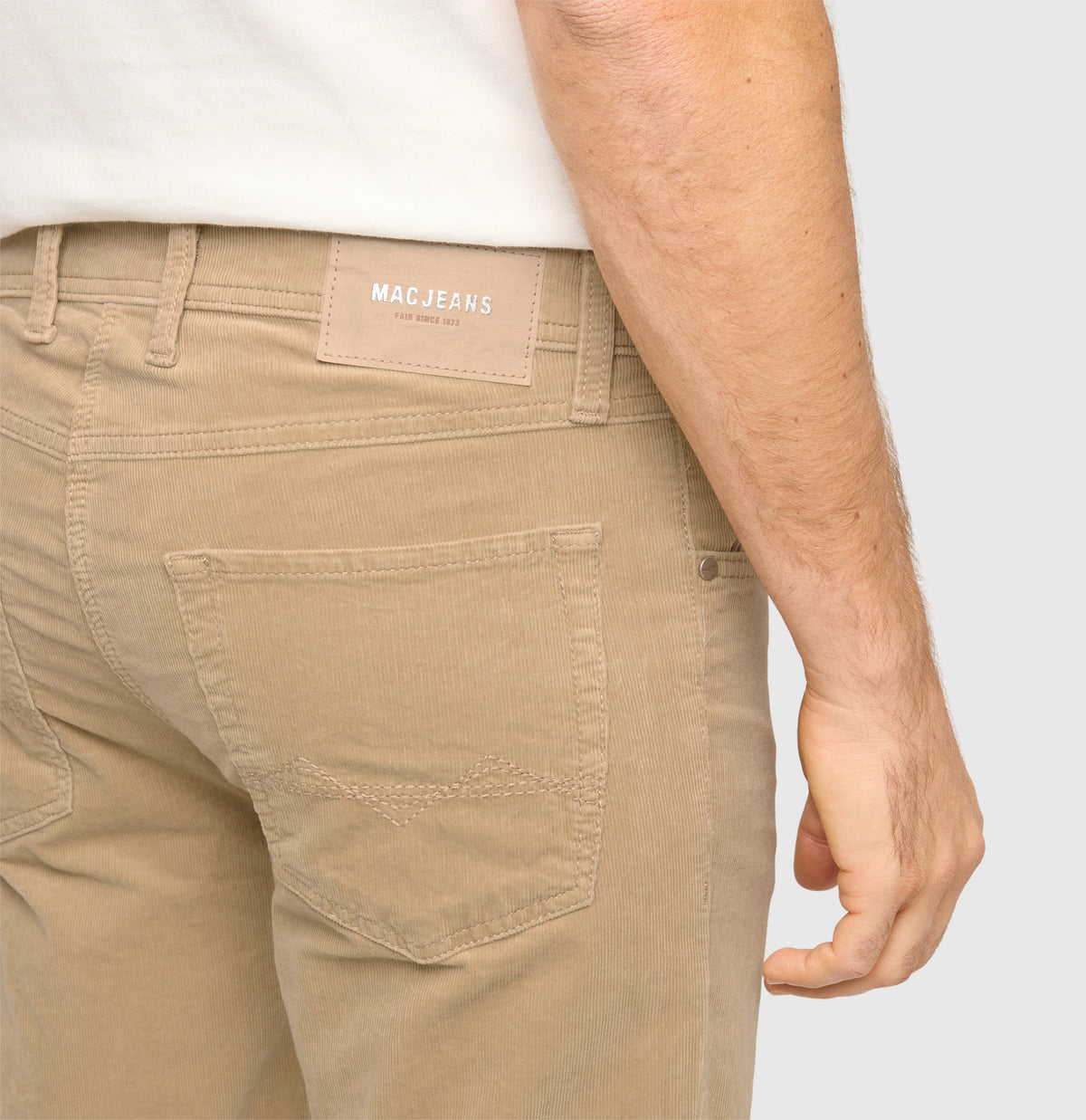 Modern fit made from soft, elastic fine corduroy. | Arne | golden terra | Detailed view 2 of model