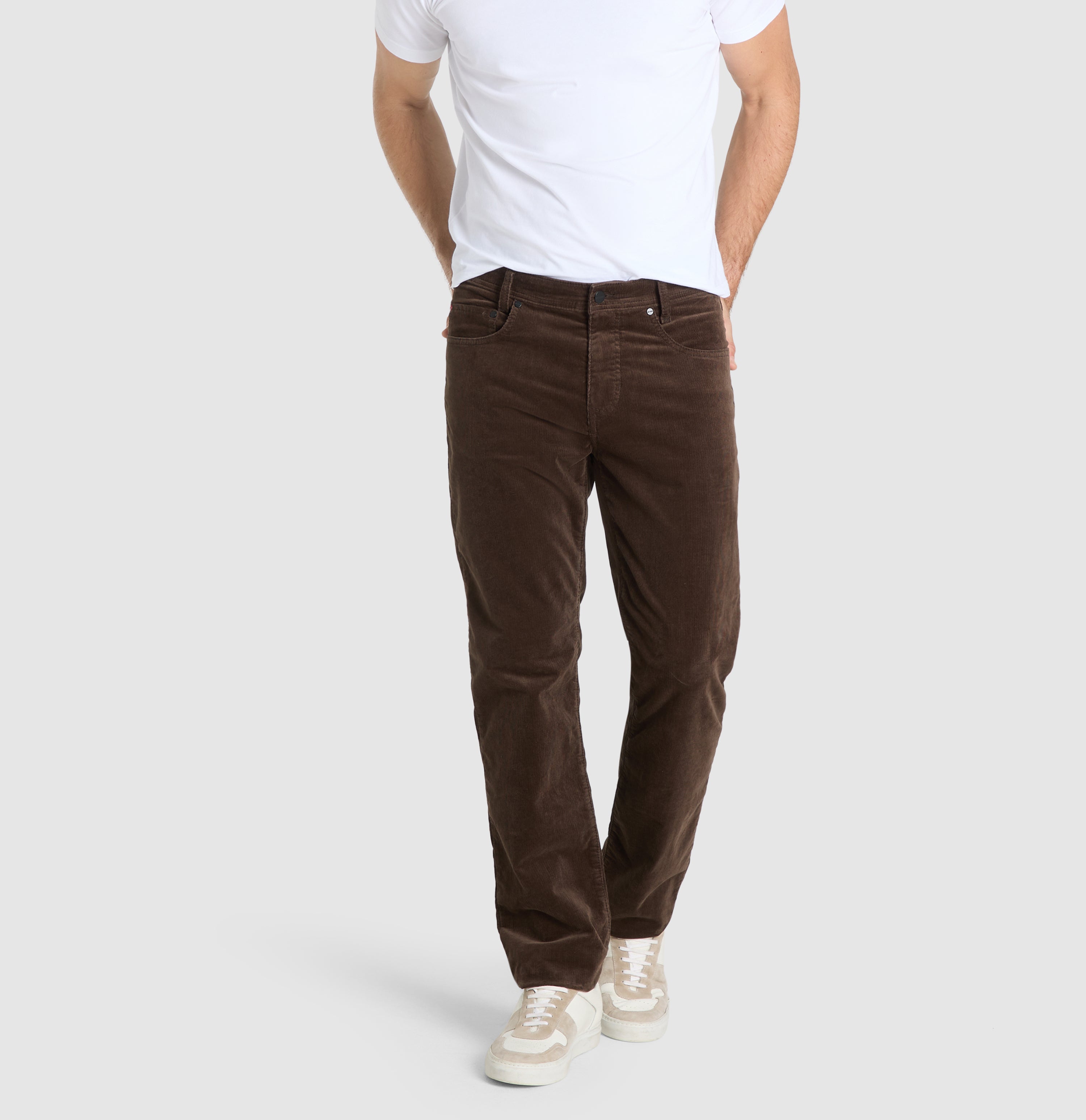 Modern fit made from soft, elastic fine corduroy. | Arne | mahagony brown | Front view of model