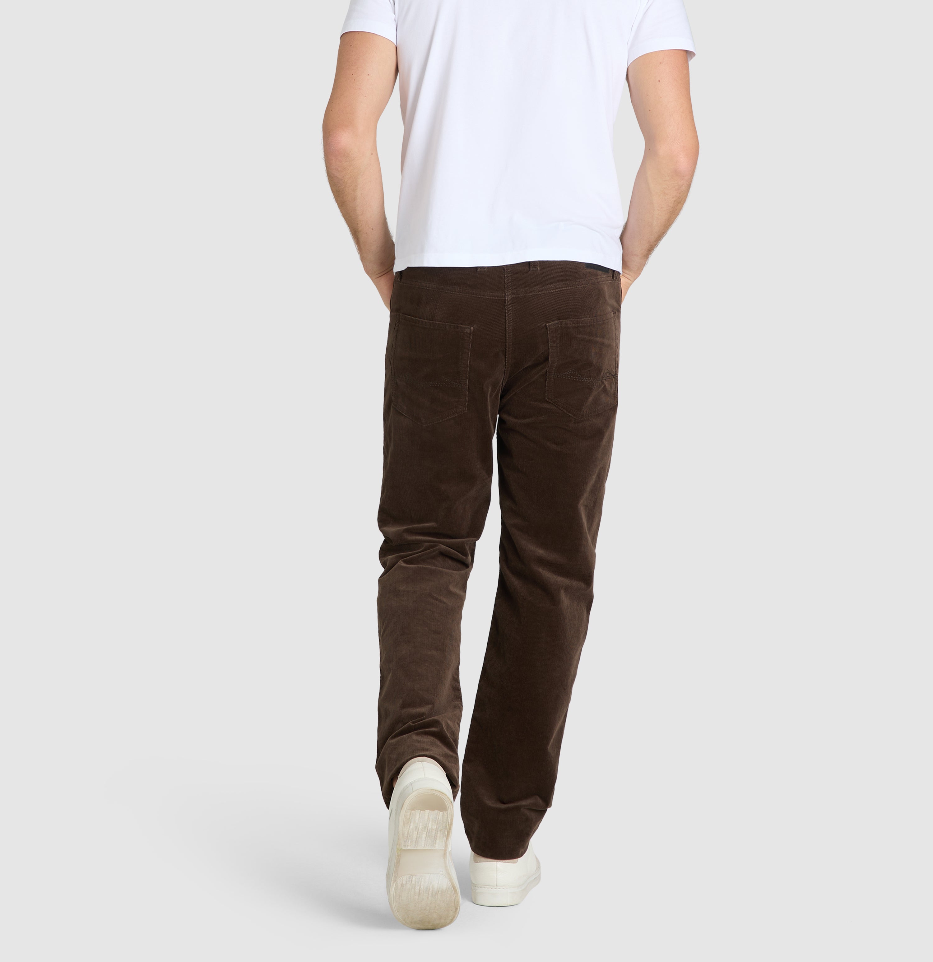 Modern fit made from soft, elastic fine corduroy. | Arne | mahagony brown | Back view of model