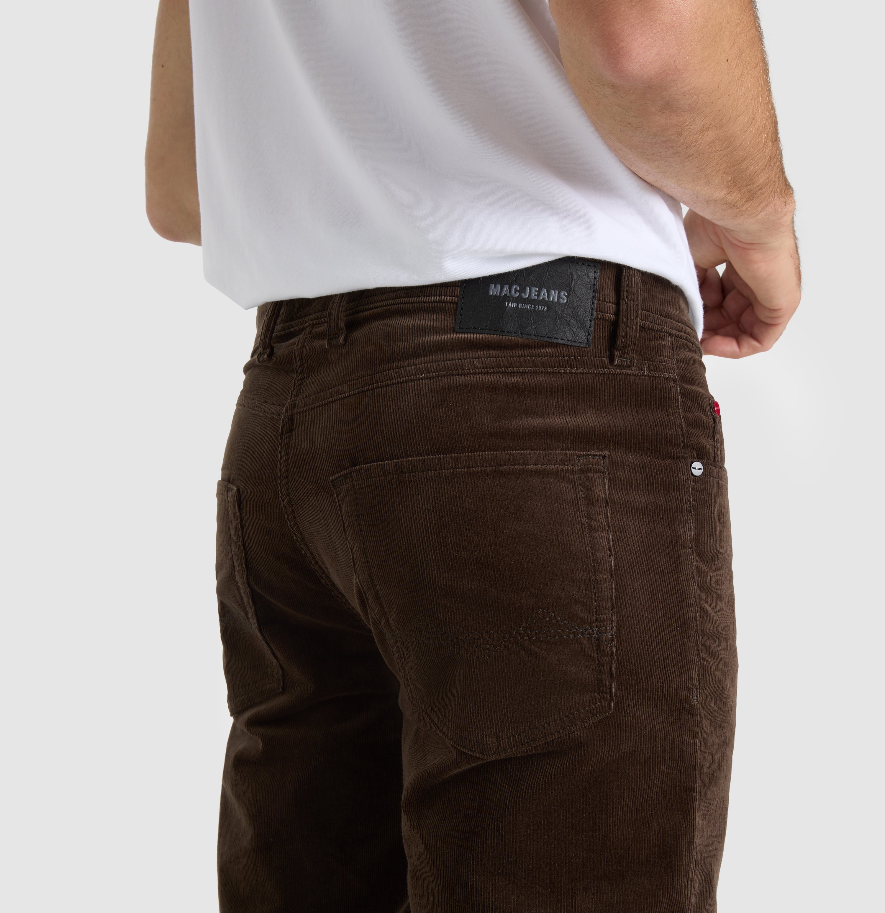 Modern fit made from soft, elastic fine corduroy. | Arne | mahagony brown | Side view of model