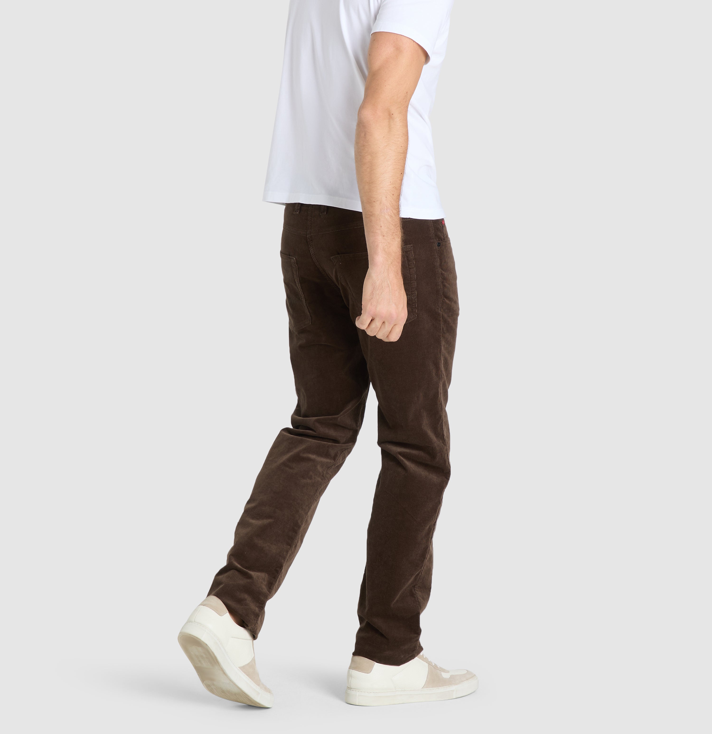 Modern fit made from soft, elastic fine corduroy. | Arne | mahagony brown | Detailed view 2 of model