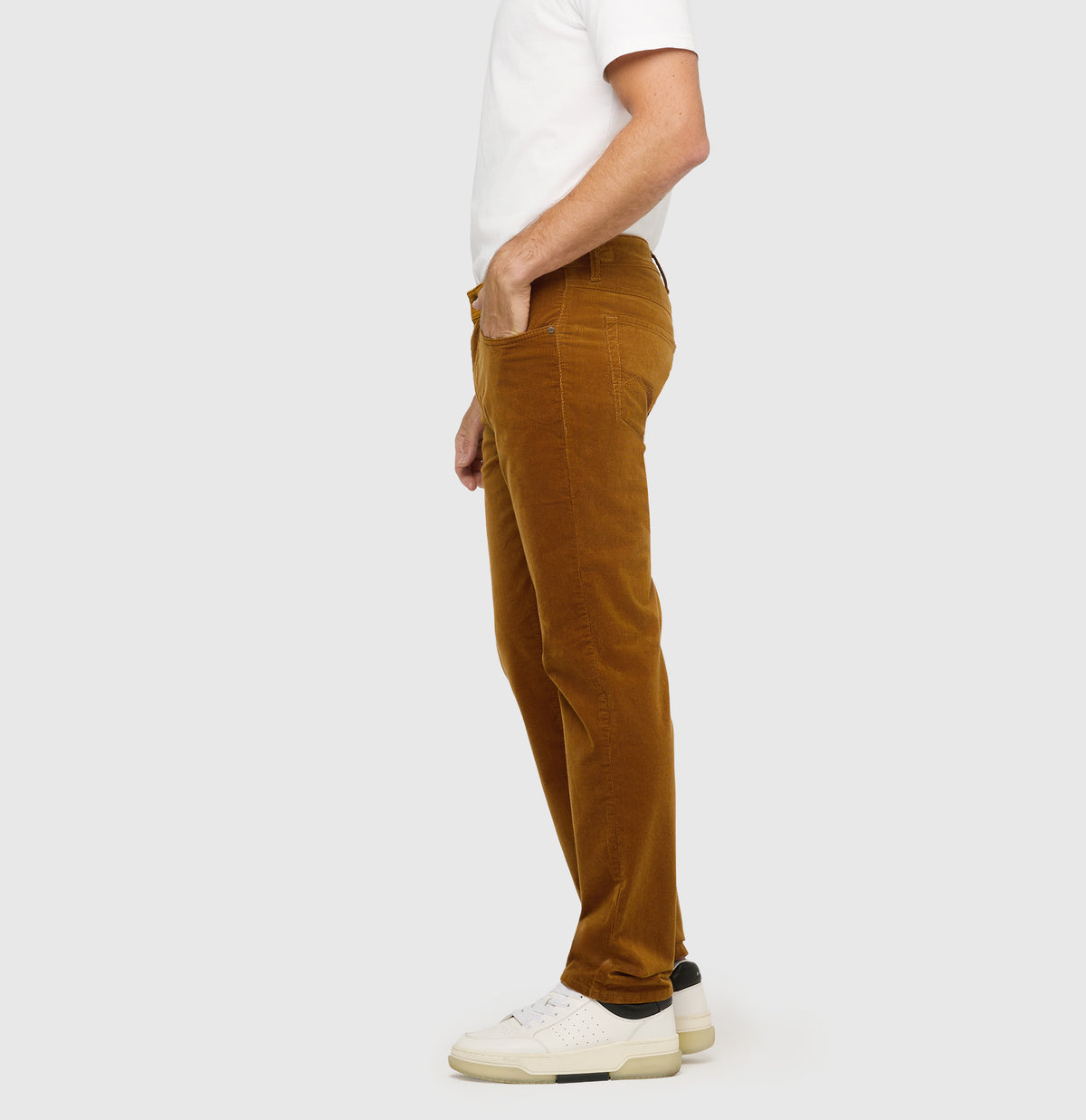 Modern fit made from soft, elastic fine corduroy. | Arne | cumin | Side view of model
