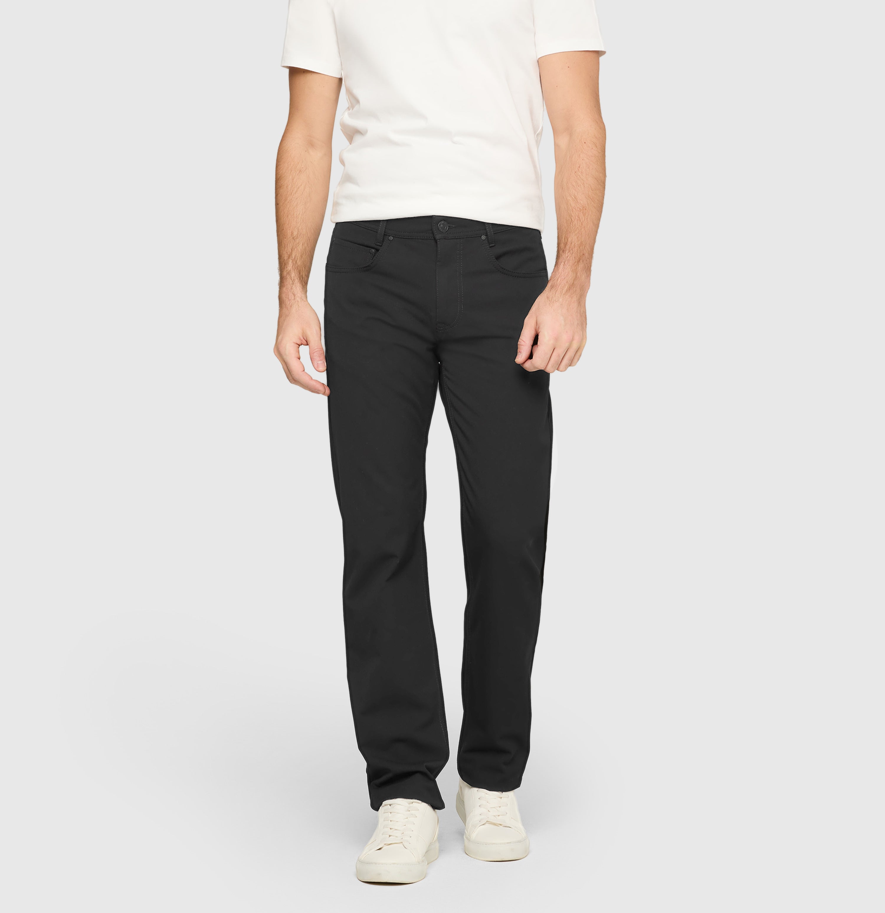 Modern fit made from CARBONIUM® gabardine. | Arne | power black | Front view of model