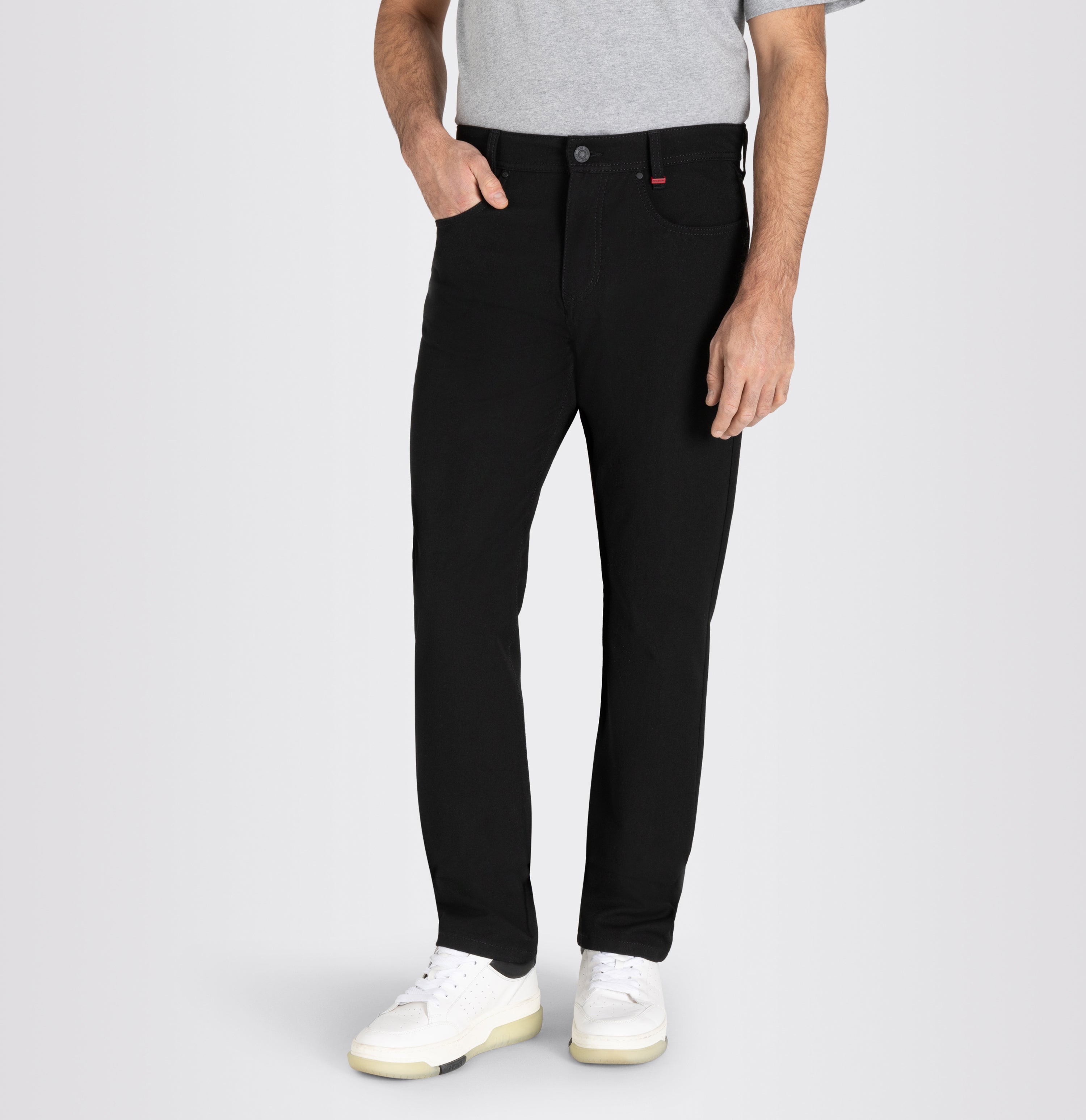 Modern fit made from innovative CARBONIUM® gabardine. | Arne | power black | Front view of model