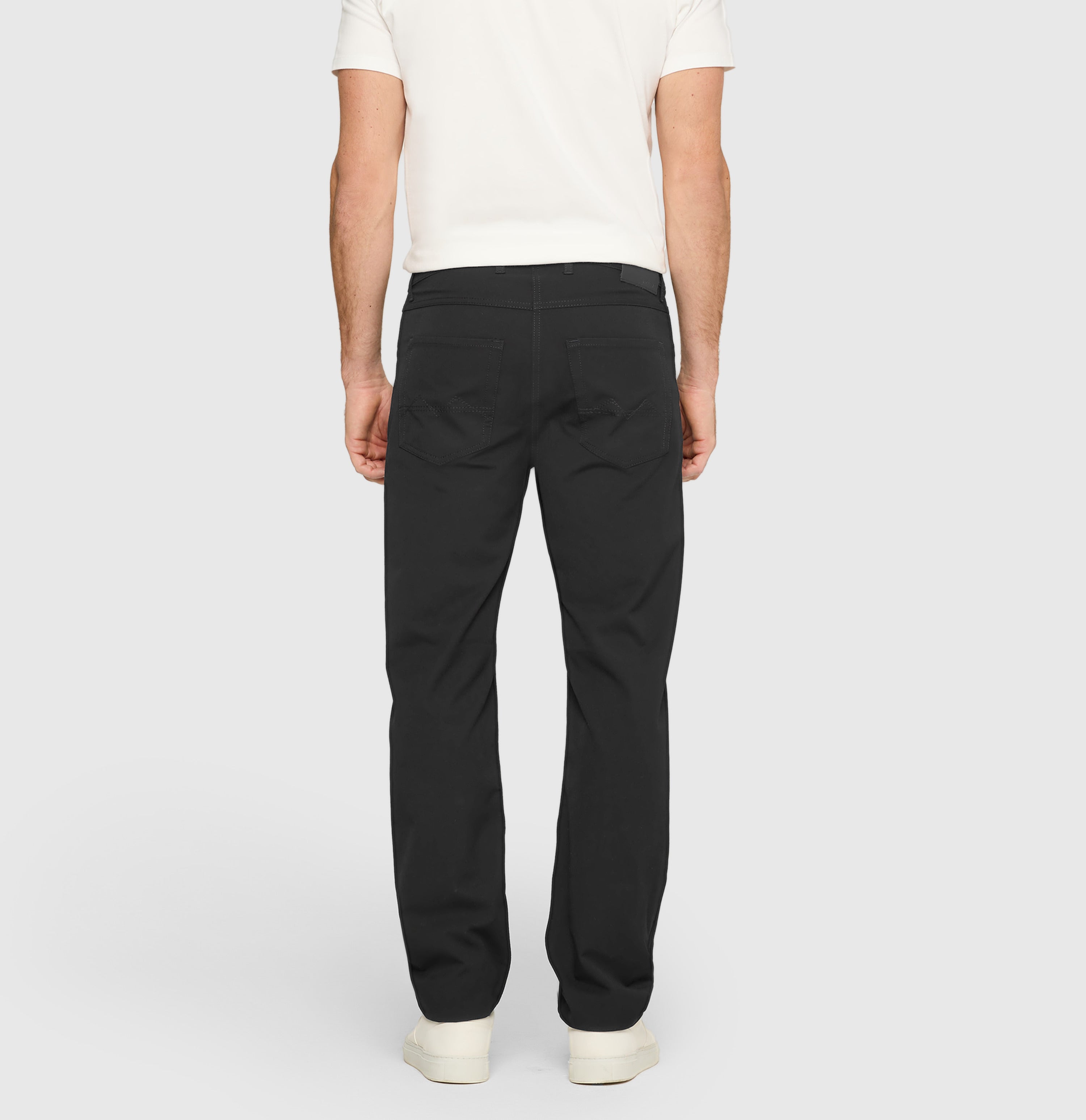 Modern fit made from CARBONIUM® gabardine. | Arne | power black | Back view of model