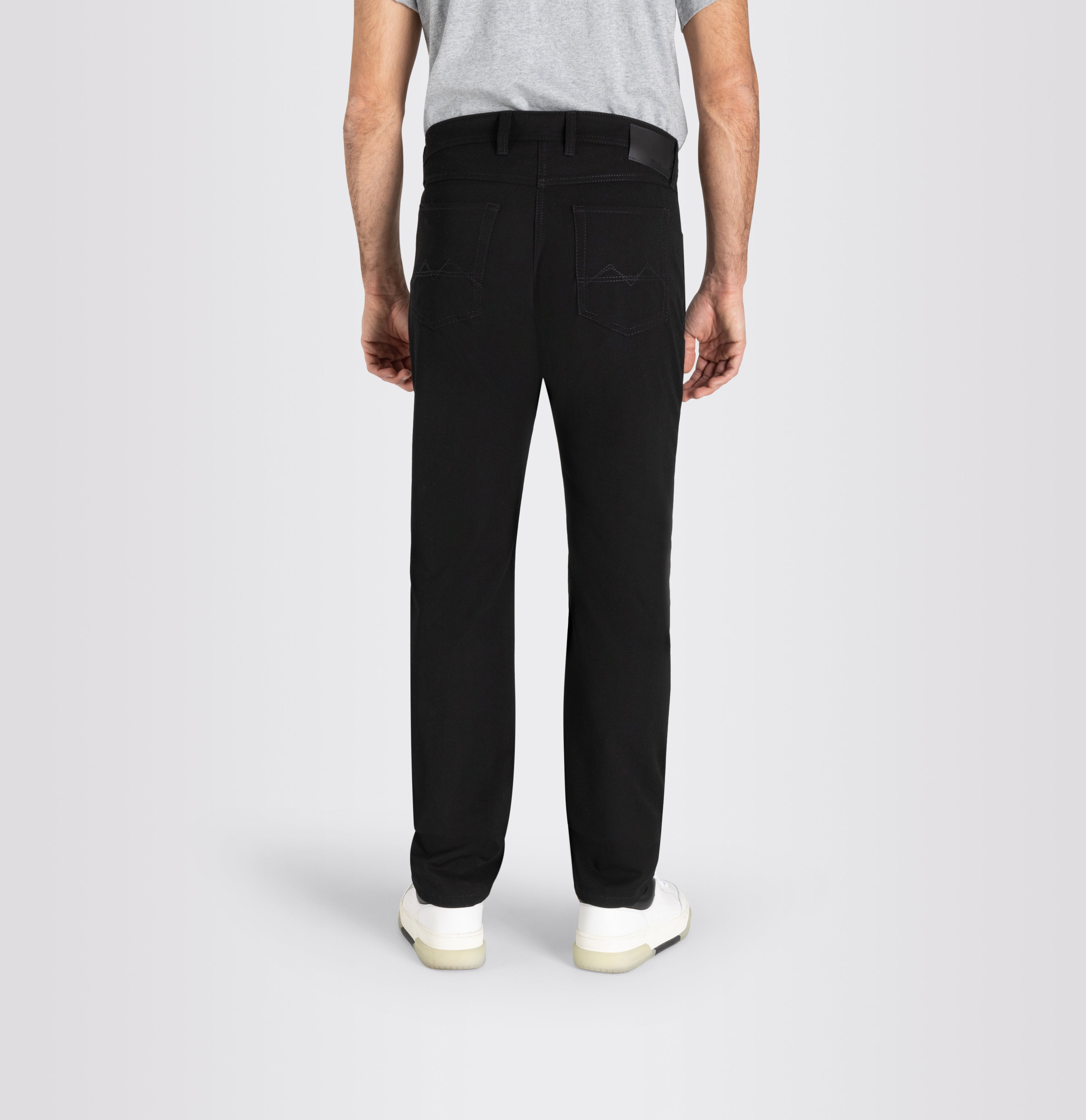 Modern fit made from innovative CARBONIUM® gabardine. | Arne | power black | Back view of model