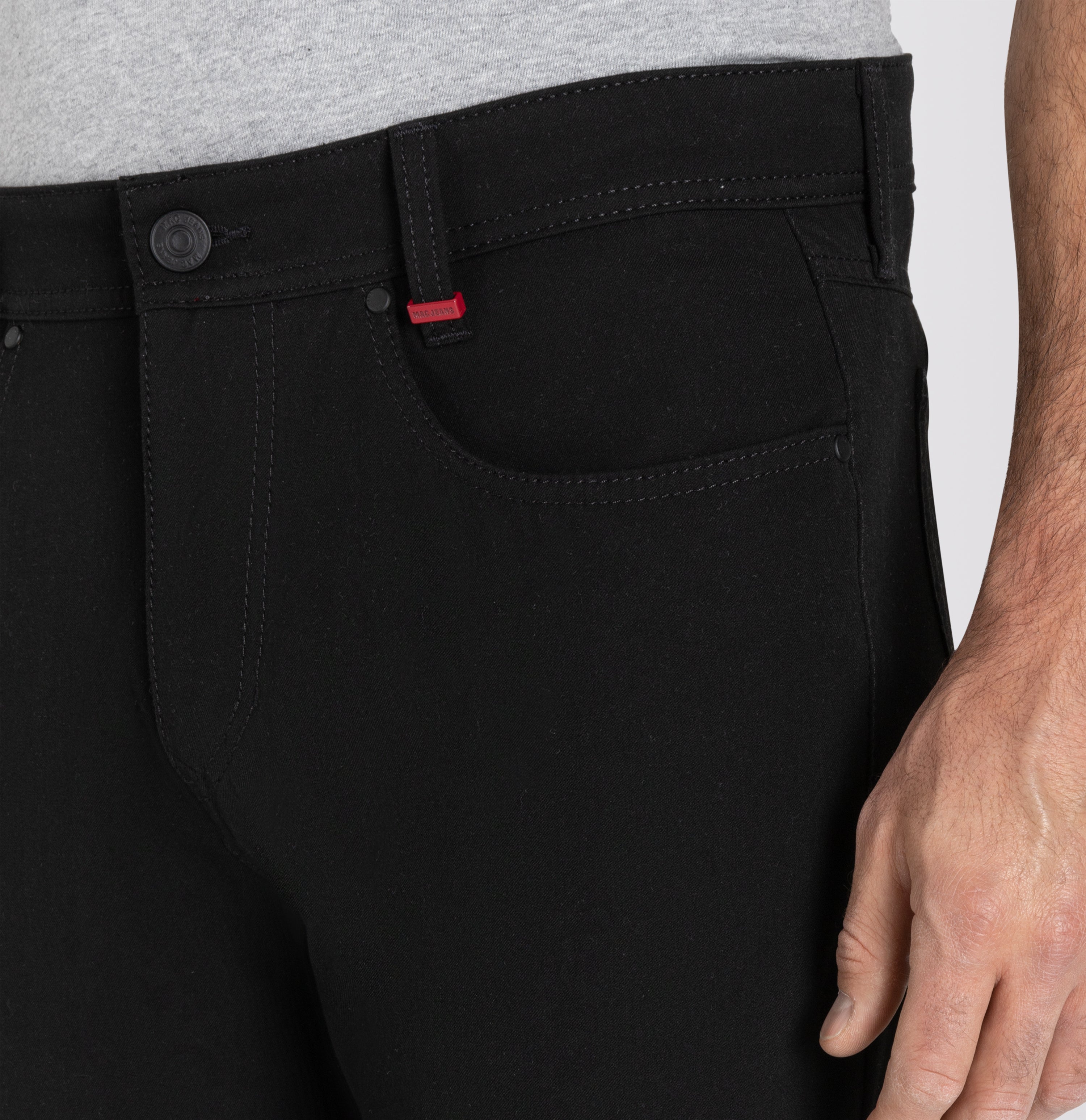 Modern fit made from innovative CARBONIUM® gabardine. | Arne | power black | Side view of model