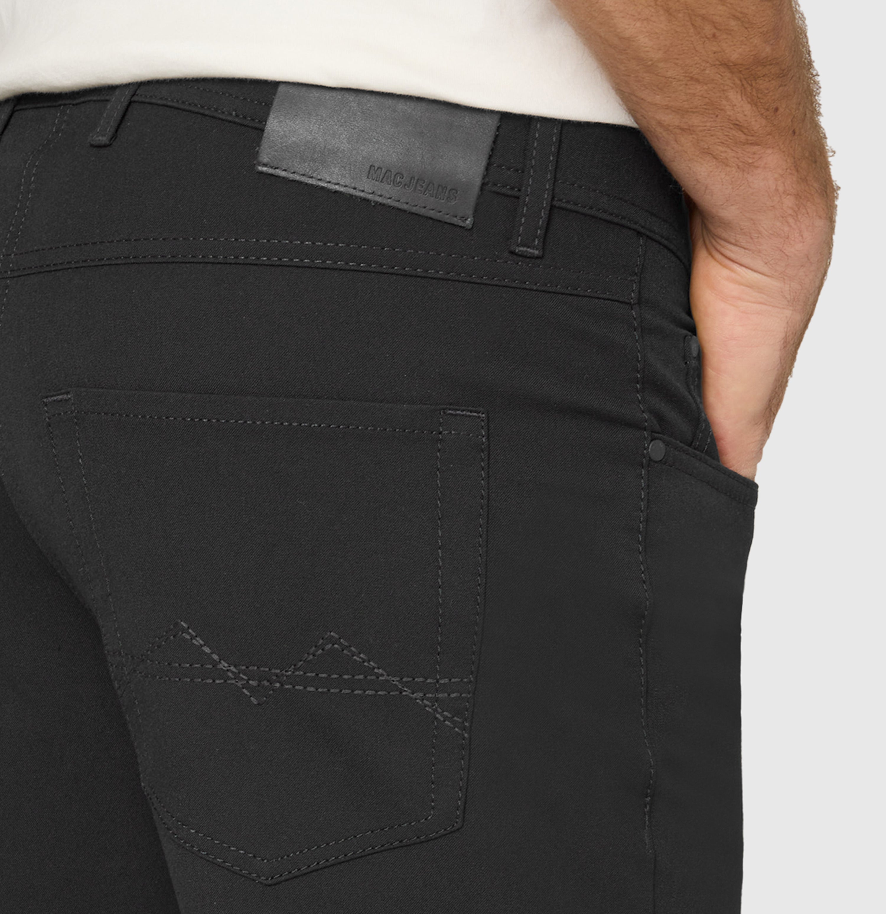 Modern fit made from CARBONIUM® gabardine. | Arne | power black | Detailed view 2 of model