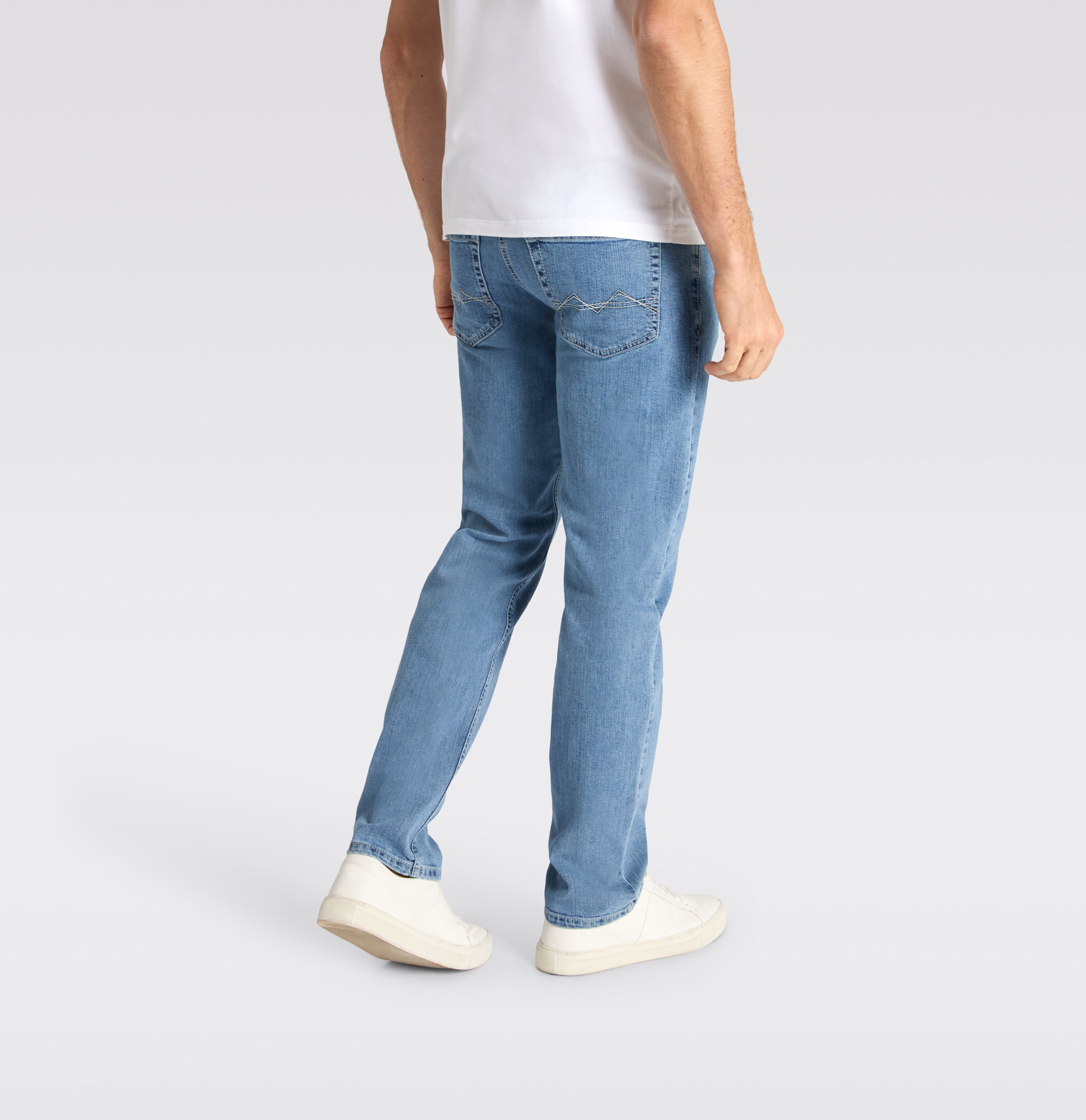 Slim jeans in a sporty wash. | Arne | light indigo bleach | Detailed view 2 of model