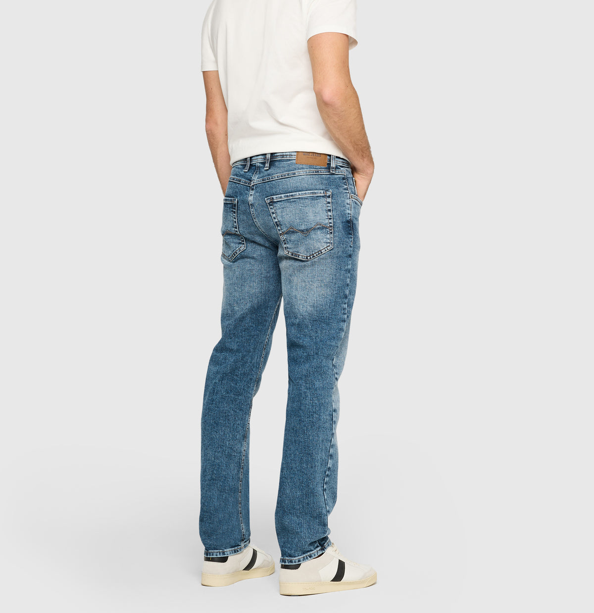 Model Arne – modern, slim fit with comfortable rise – grainy stretch denim | Arne | mid blue authentic used | Back view of model