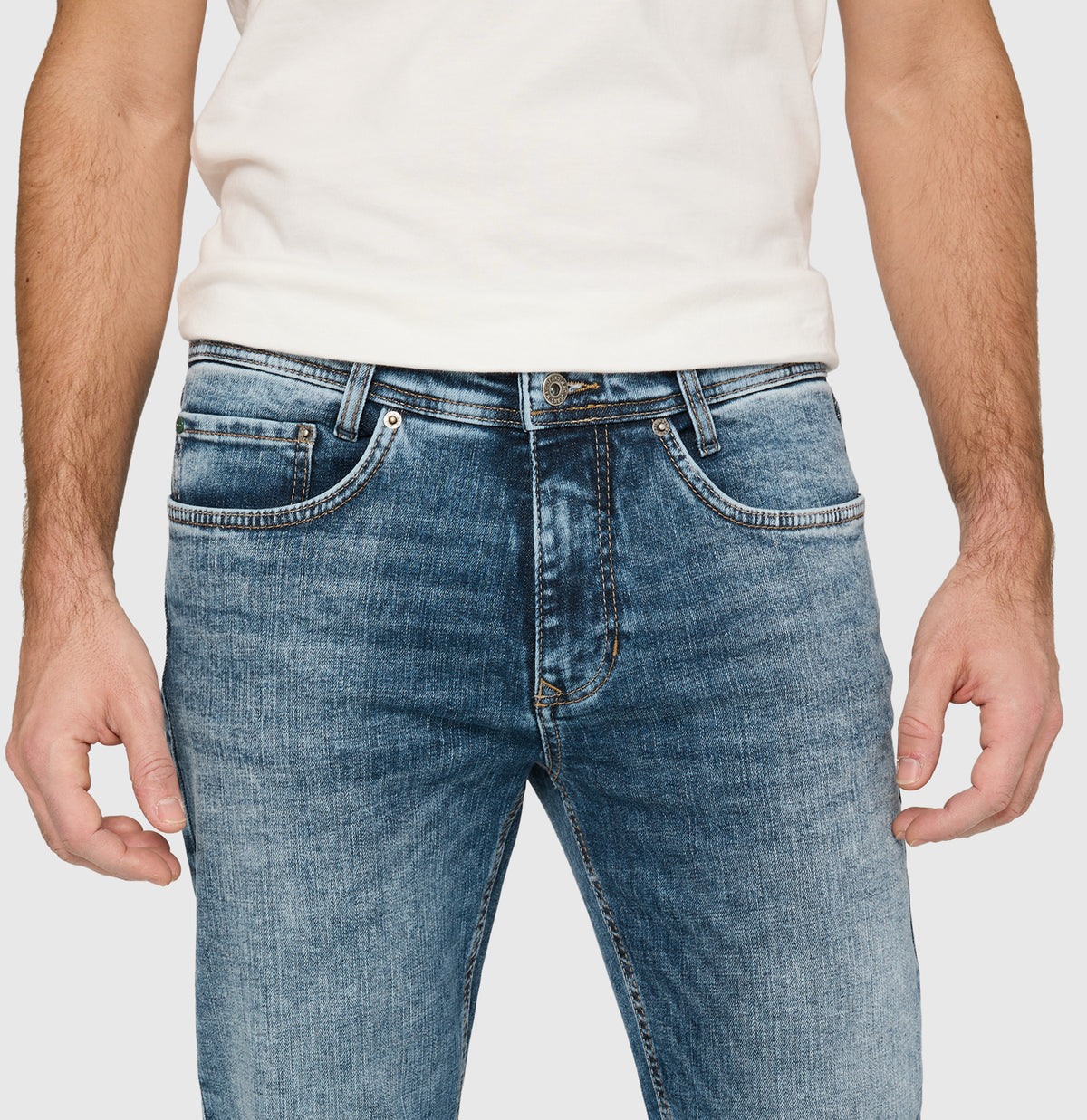 Model Arne – modern, slim fit with comfortable rise – grainy stretch denim | Arne | mid blue authentic used | Detailed view 3 of model