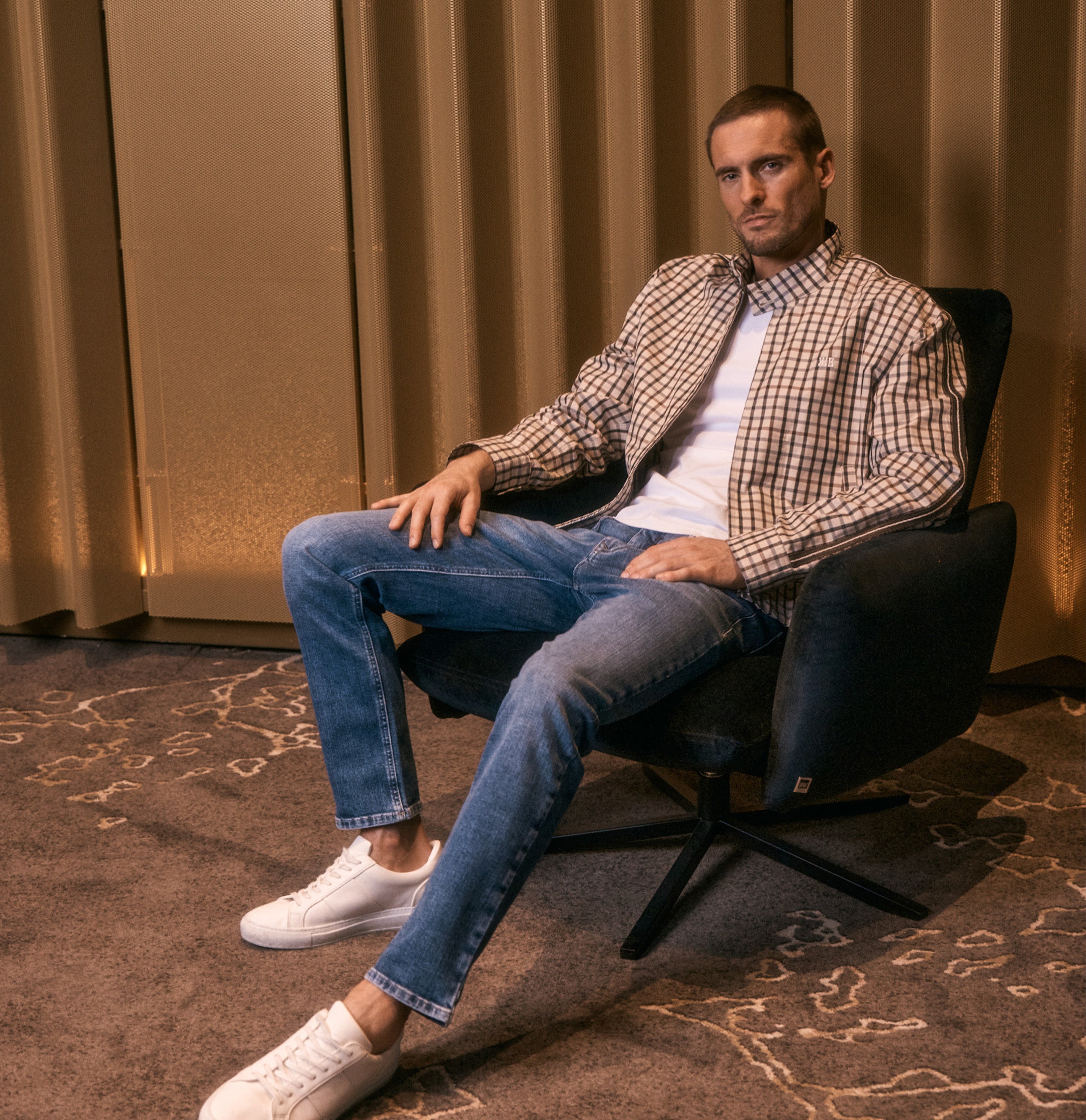Model Arne – modern, slim fit with comfortable rise – grainy stretch denim | Arne | mid blue authentic used | Campaign image 3