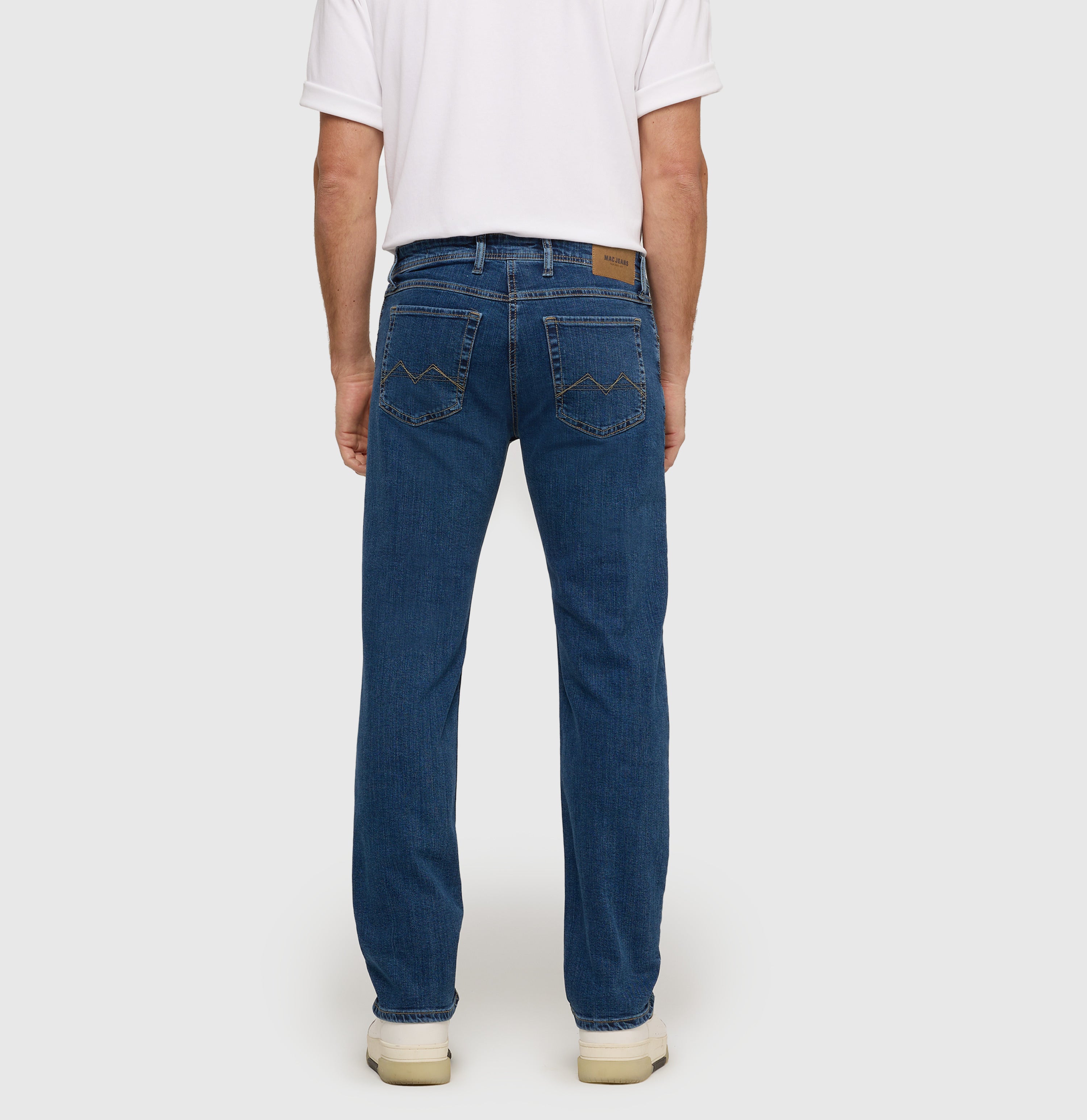 Slim jeans made of recycled denim. | Arne | blue light used | Back view of model
