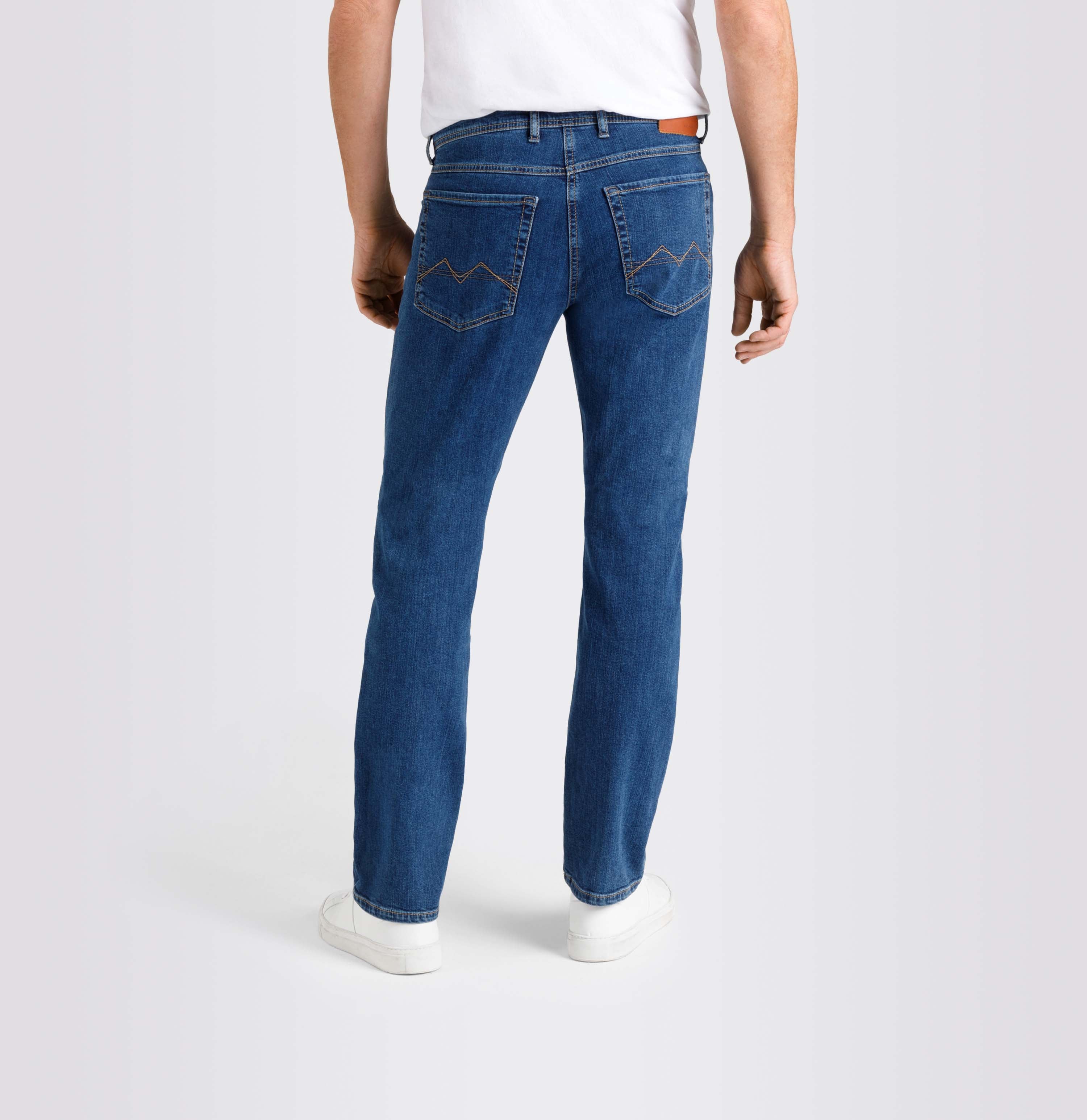 Slim, sporty jeans with recycled cotton. | S-NAME | S-FBBZ | Back view of model