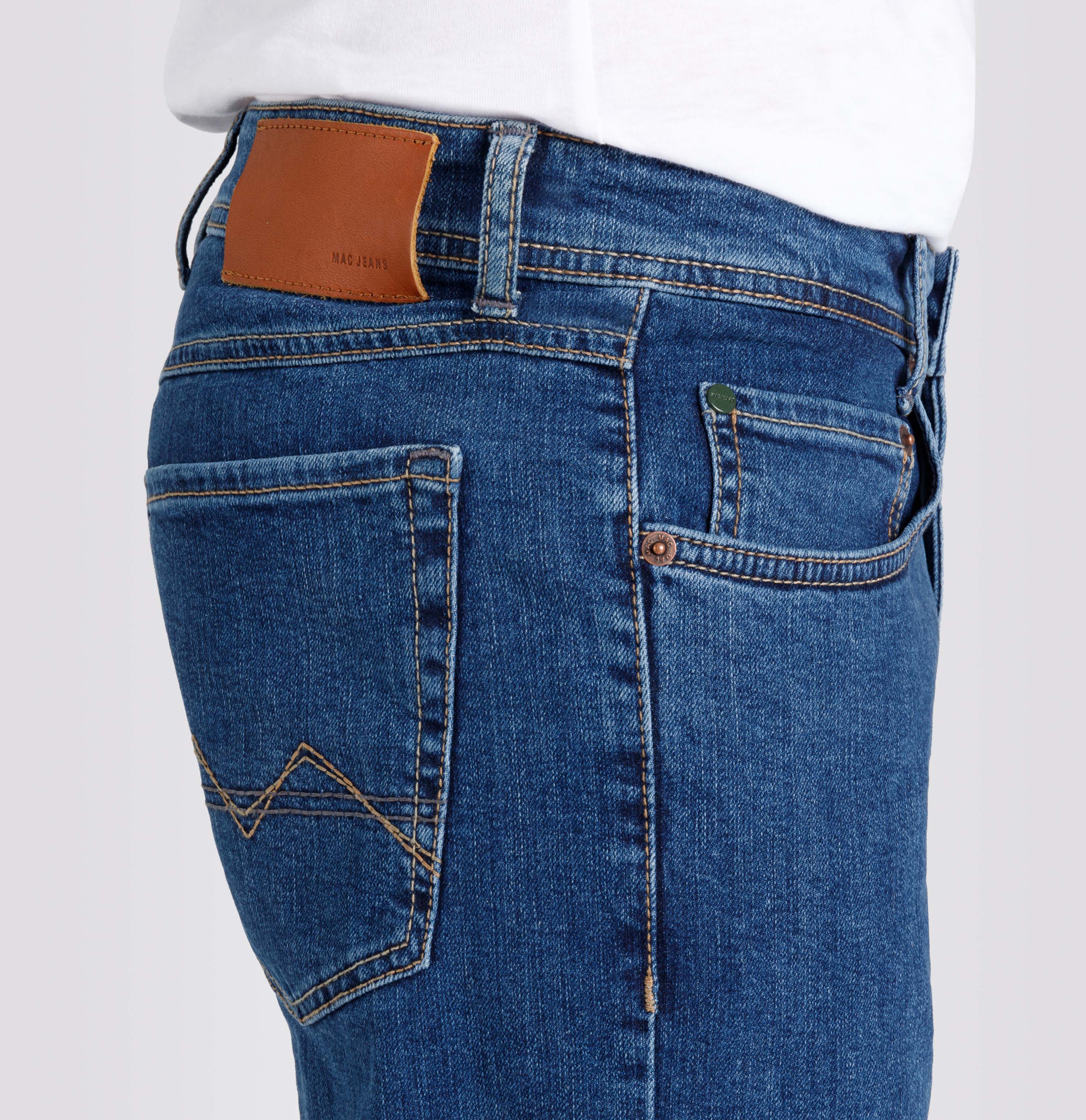 Slim jeans made of recycled denim. | Arne | blue light used | Side view of model