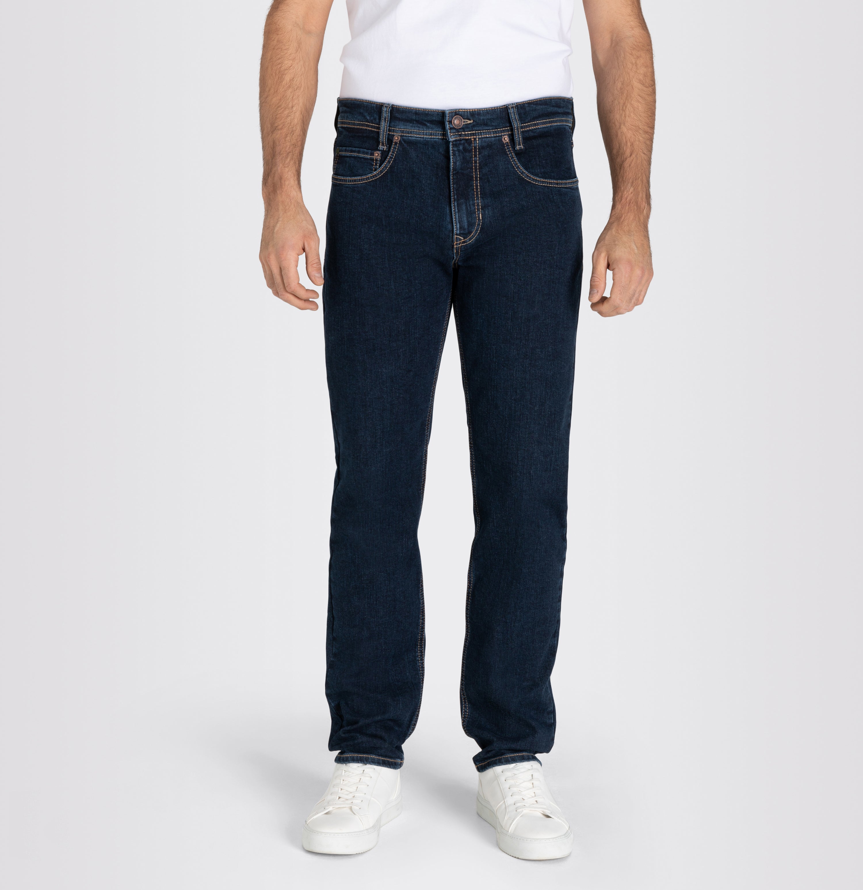 Slim jeans made of recycled denim. | Arne | deep blue stonewash | Front view of model