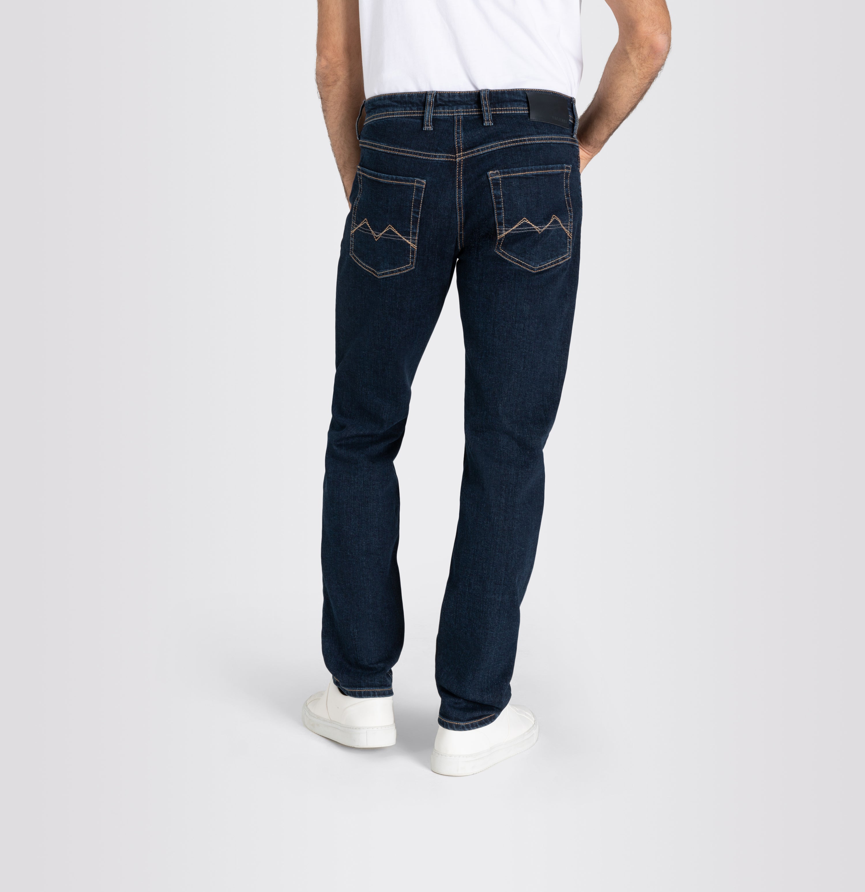 Slim jeans made of recycled denim. | Arne | deep blue stonewash | Back view of model
