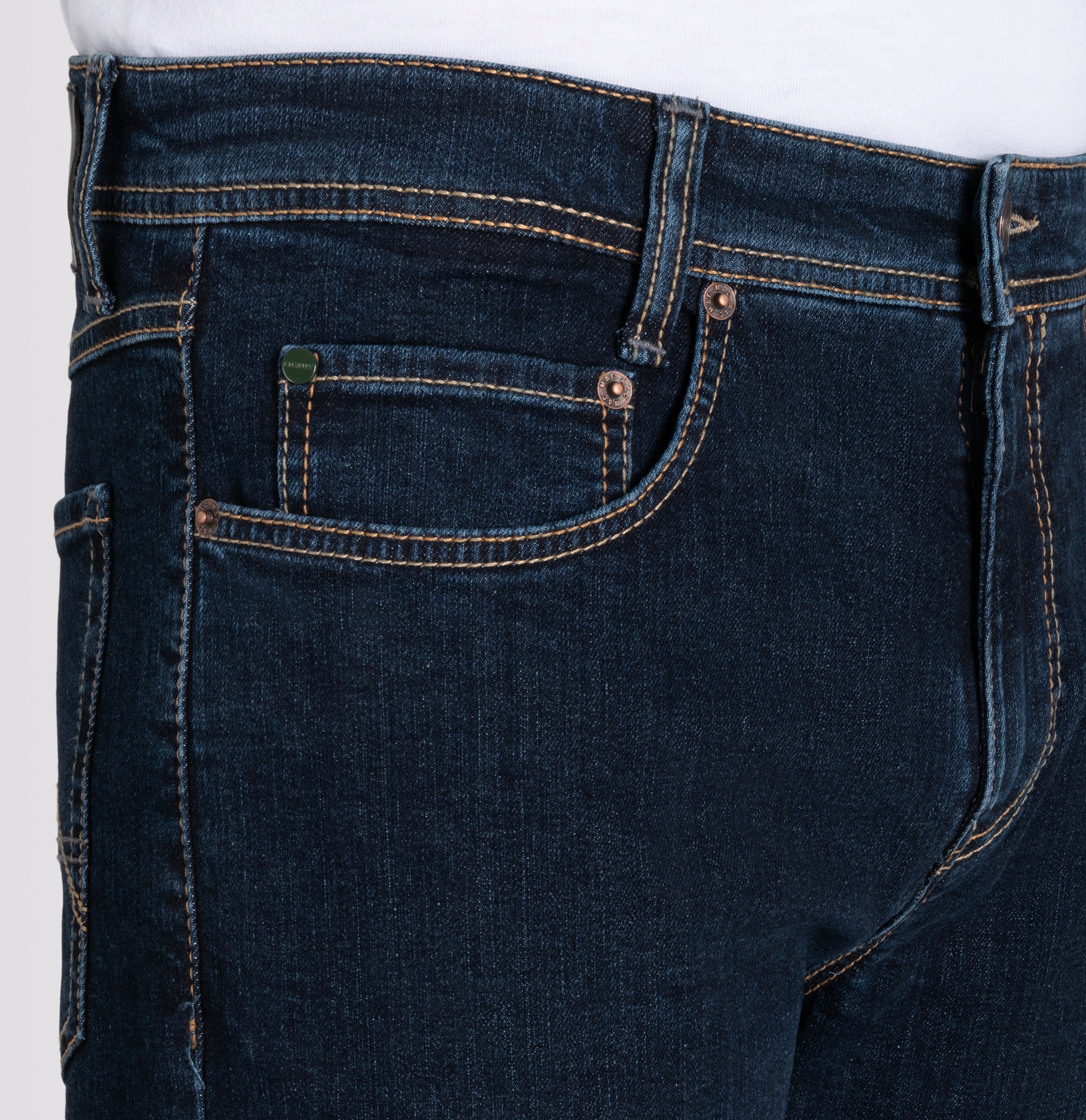Slim jeans made of recycled denim. | Arne | deep blue stonewash | Side view of model