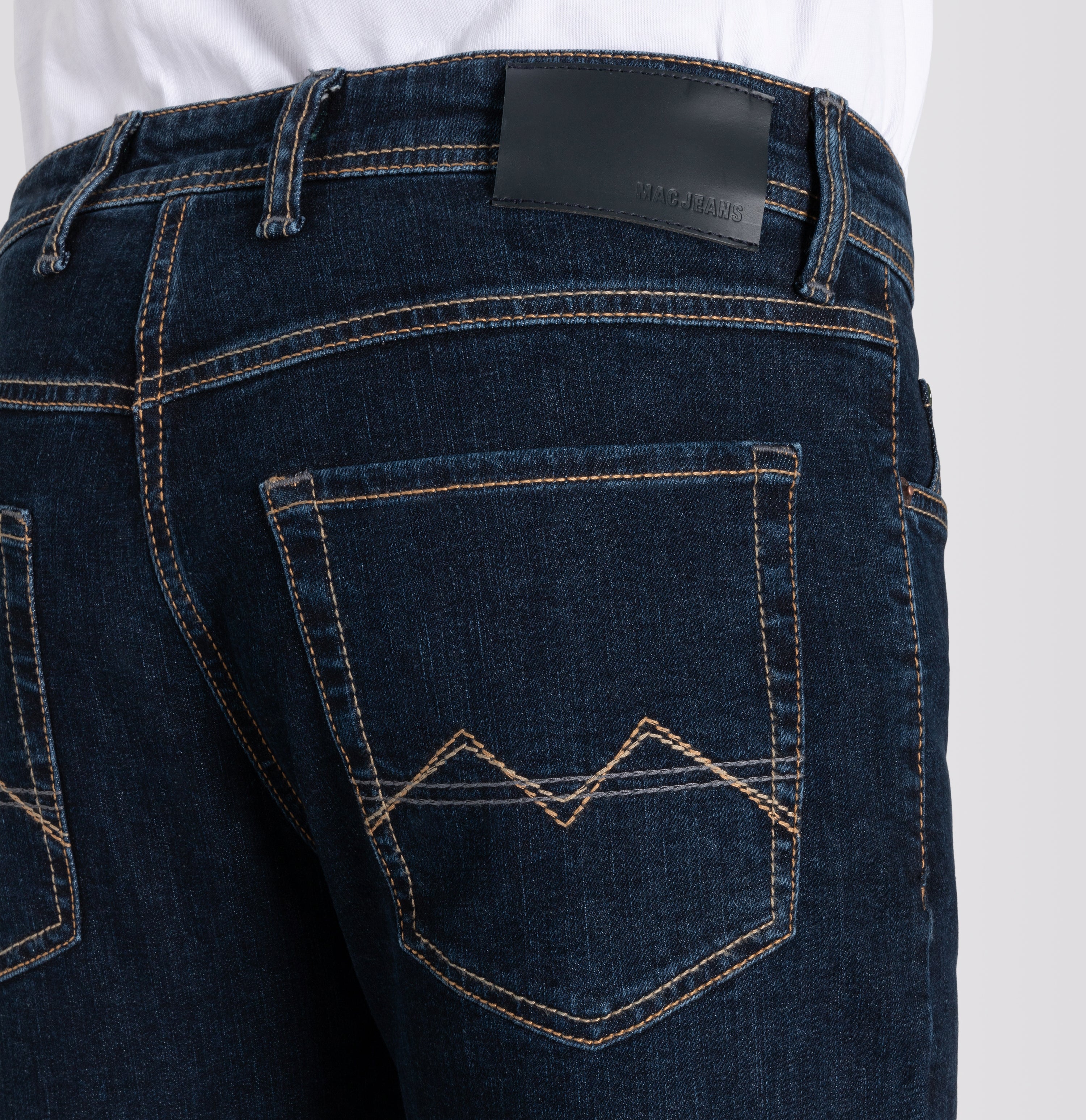 Slim jeans made of recycled denim. | Arne | deep blue stonewash | Detailed view 2 of model