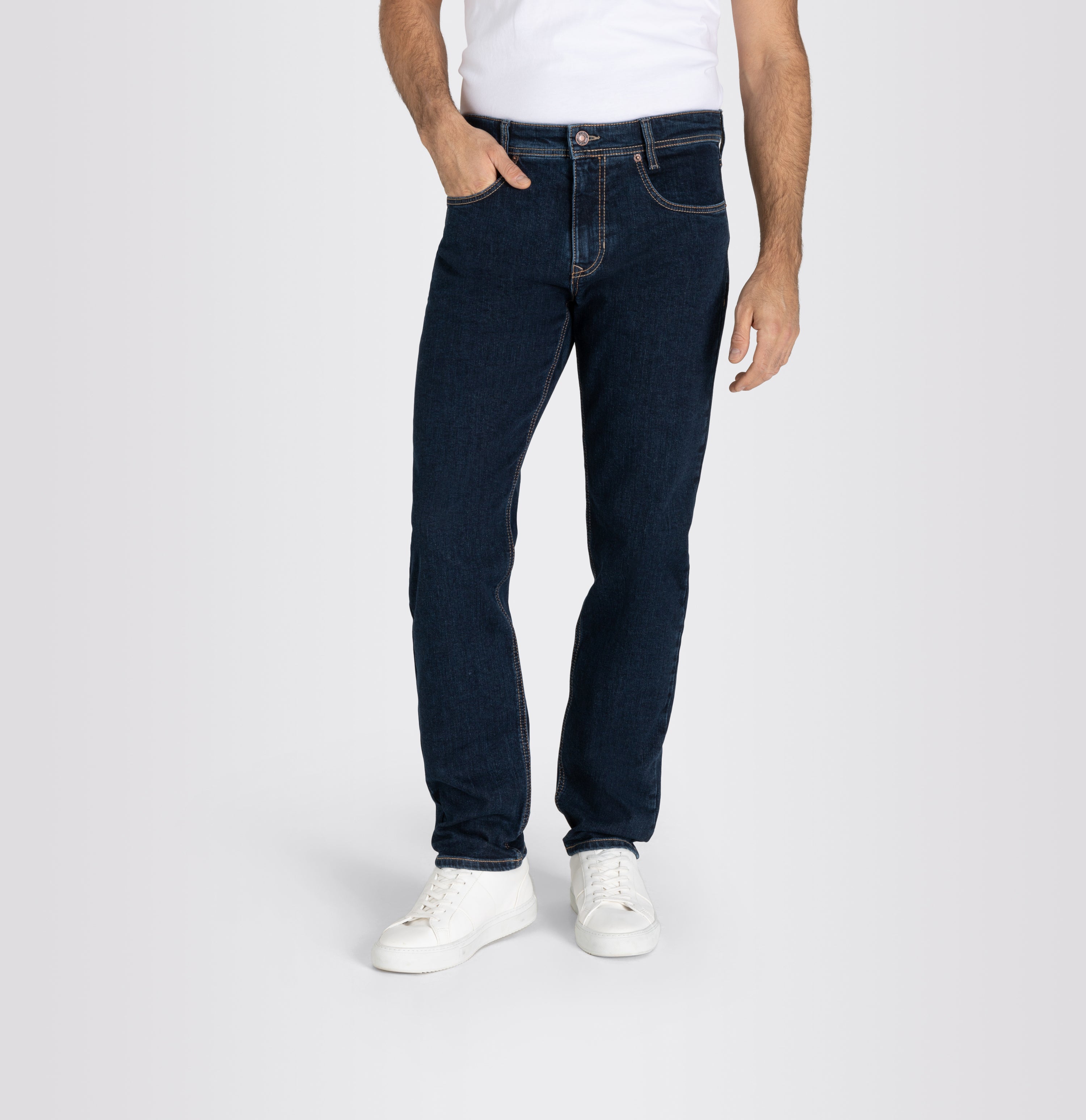 Slim jeans made of recycled denim. | Arne | deep blue stonewash | Detailed view 3 of model