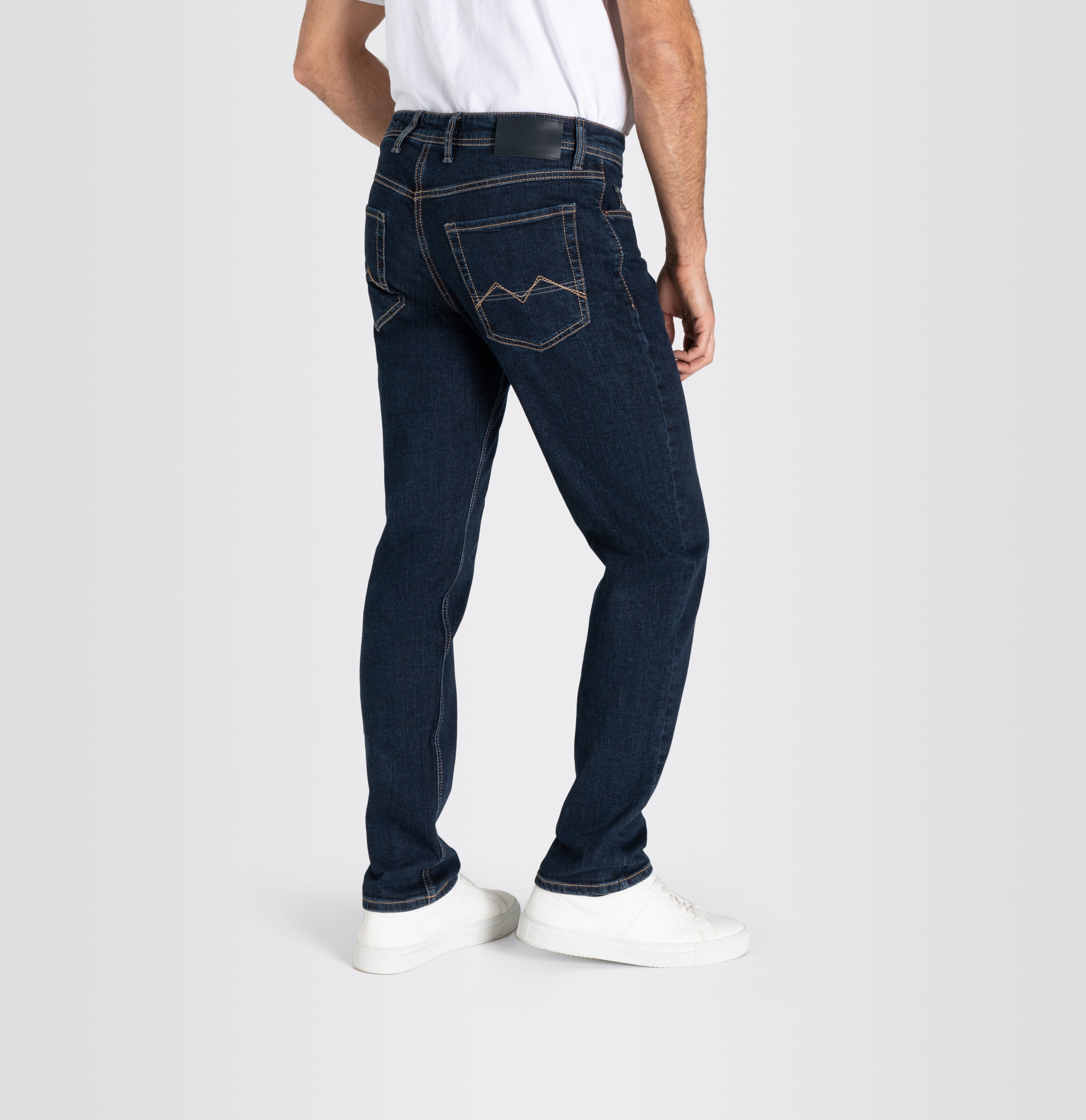 Slim jeans made of recycled denim. | Arne | deep blue stonewash | Detailed view 4 of model