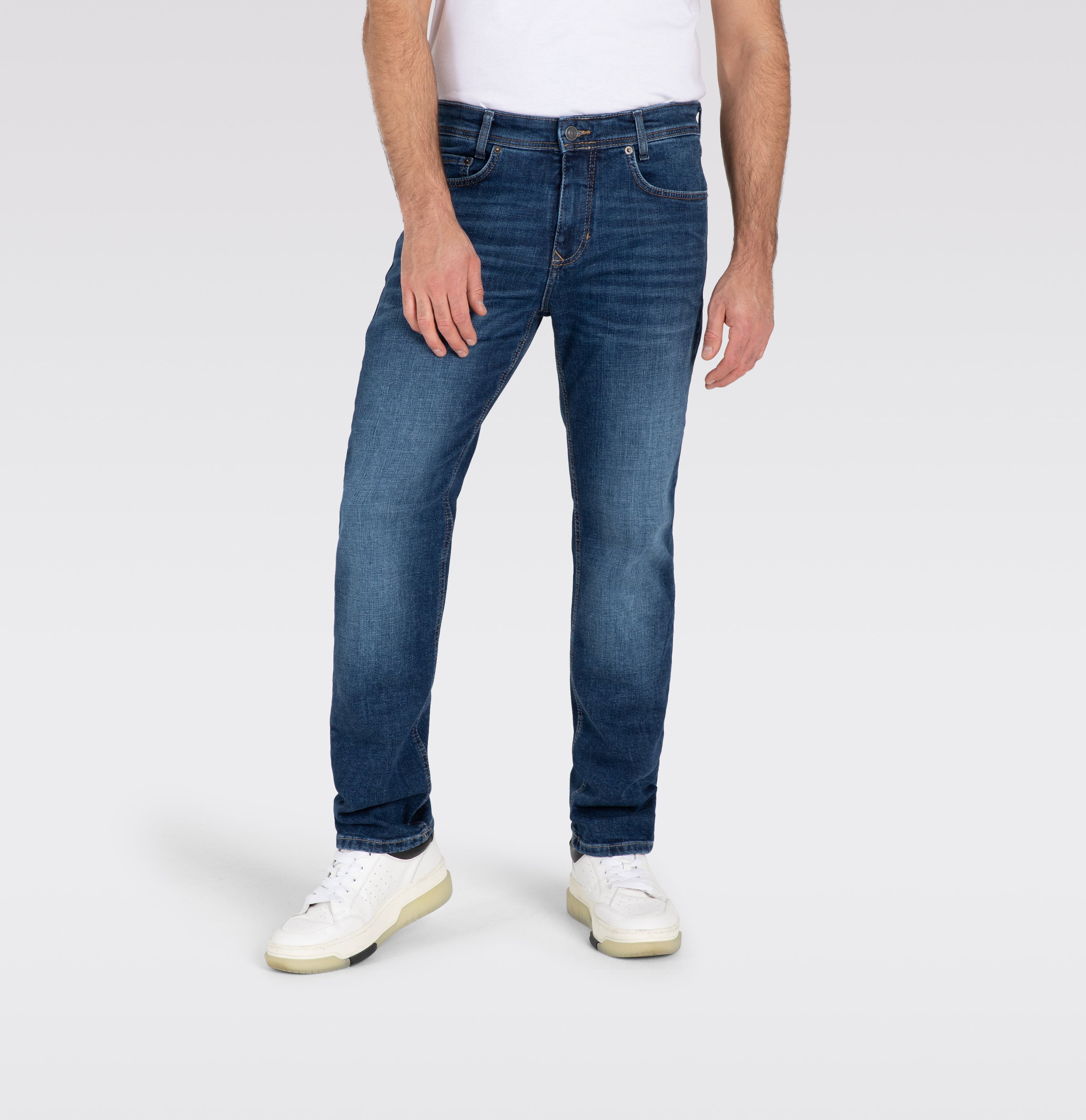 Slim, sporty jeans with recycled cotton. | Arne | dark blue authentic 3D | Front view of model