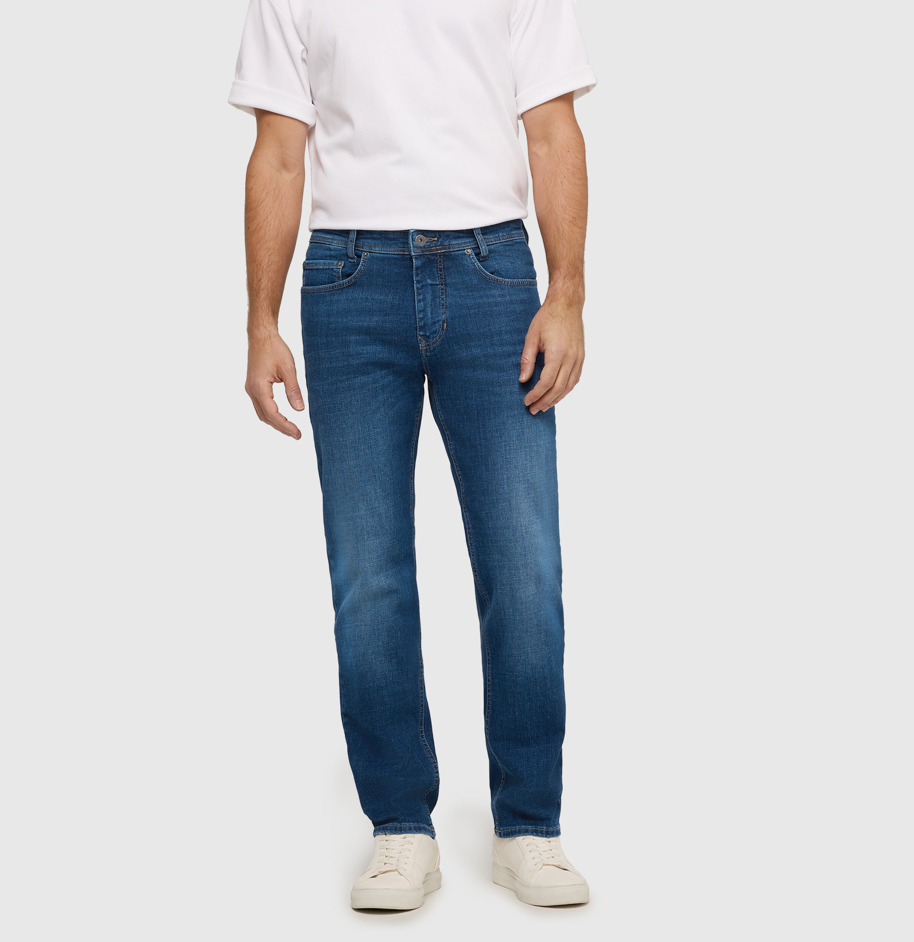 Slim jeans made of recycled denim. | Arne | dark blue authentic 3D | Front view of model