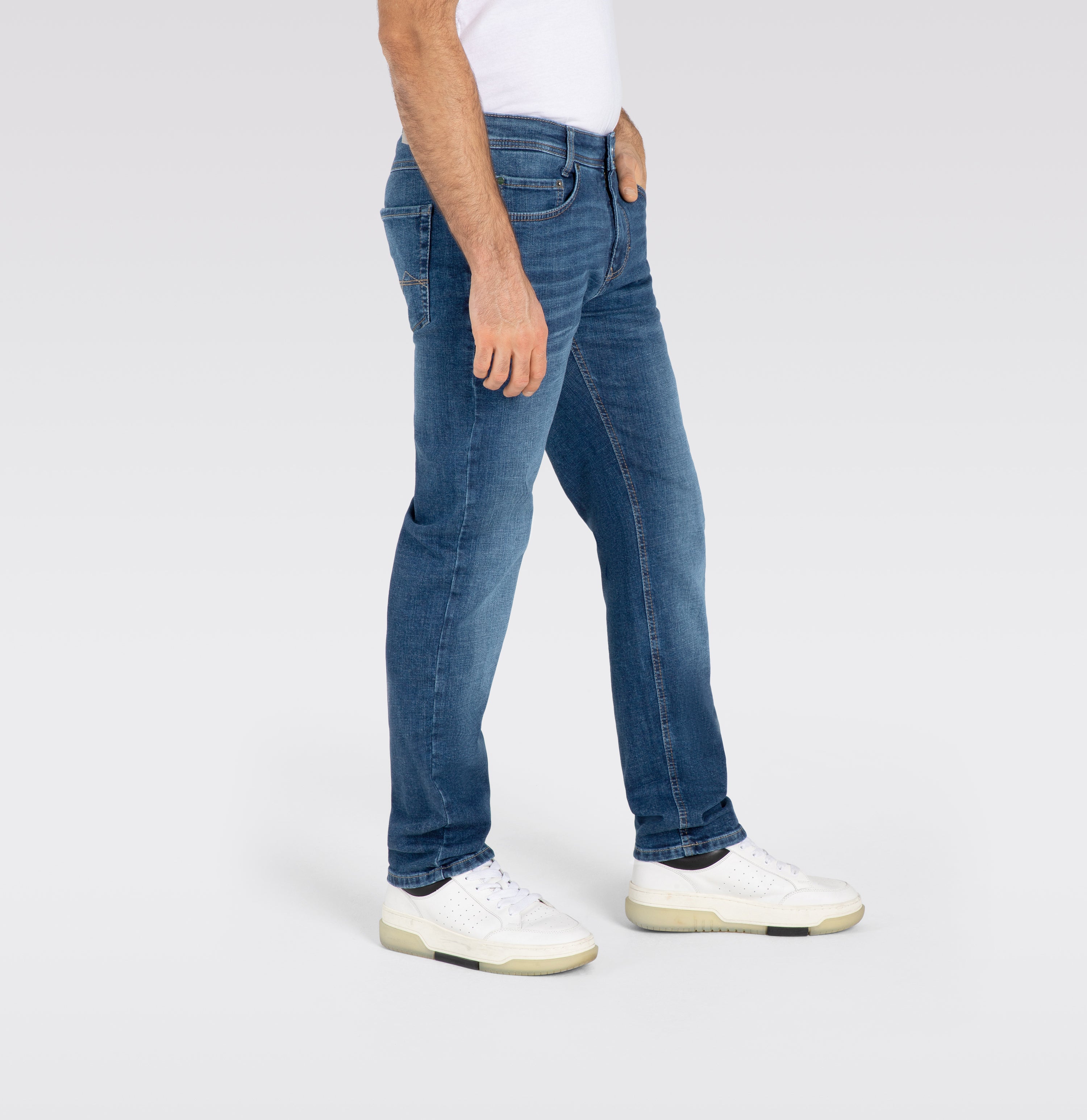 Slim, sporty jeans with recycled cotton. | Arne | dark blue authentic 3D | Side view of model