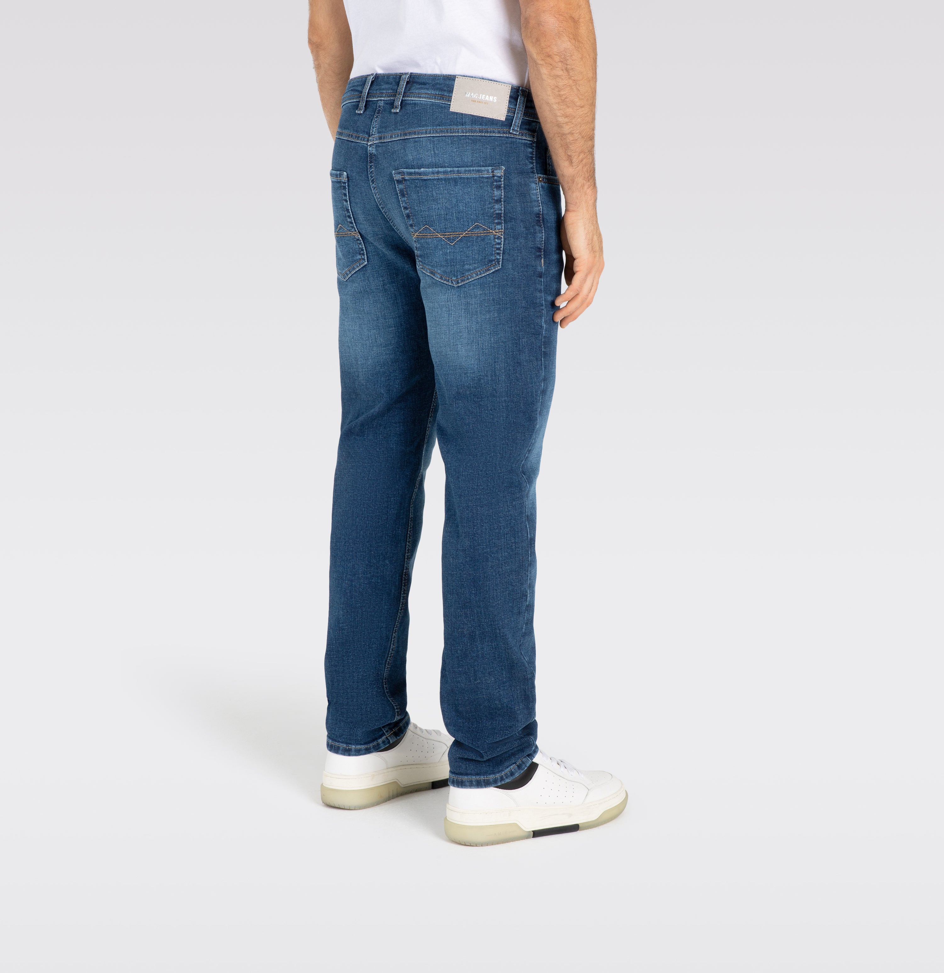 Slim, sporty jeans with recycled cotton. | Arne | dark blue authentic 3D | Detailed view 2 of model
