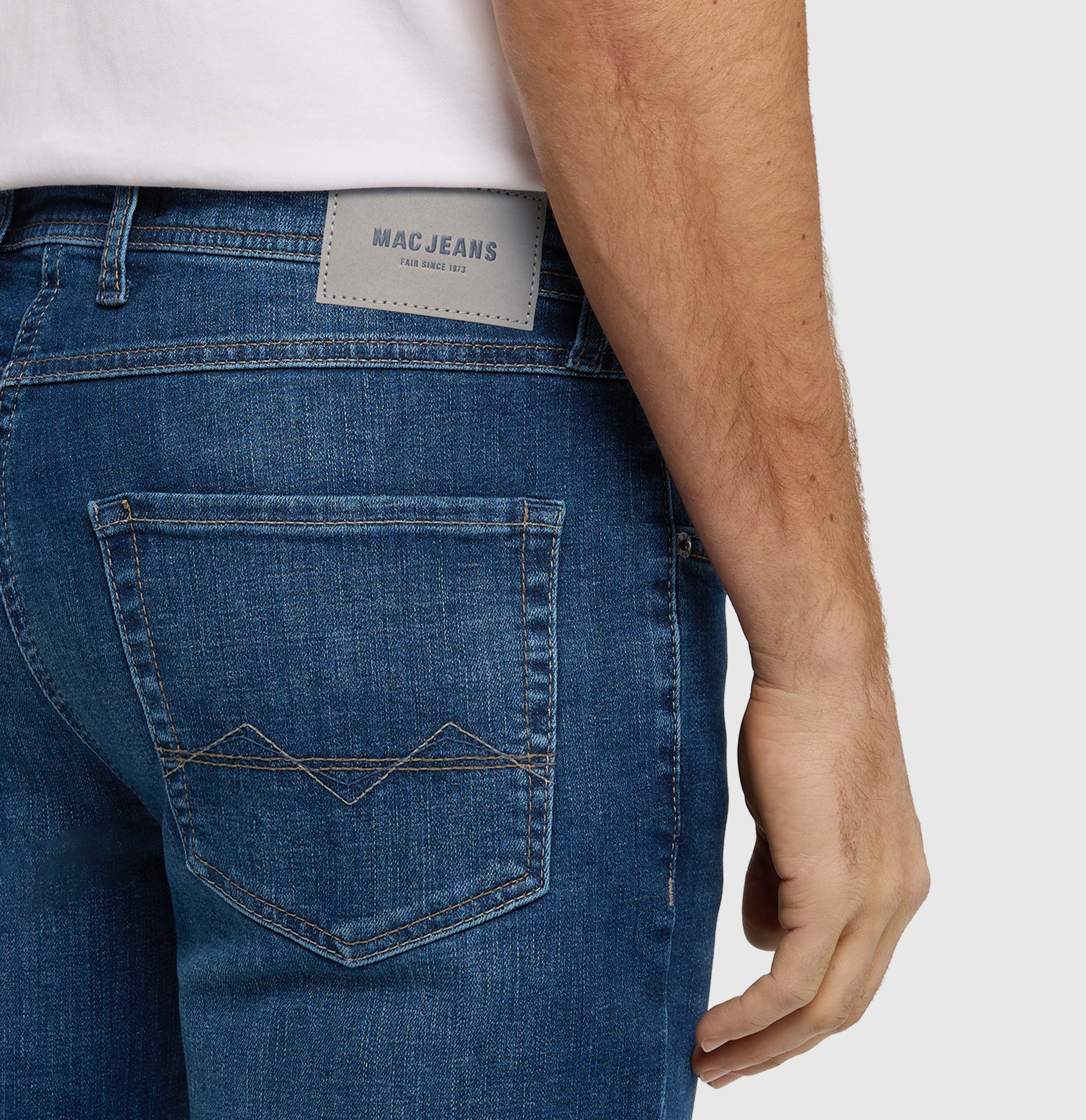 Slim jeans made of recycled denim. | Arne | dark blue authentic 3D | Detailed view 3 of model