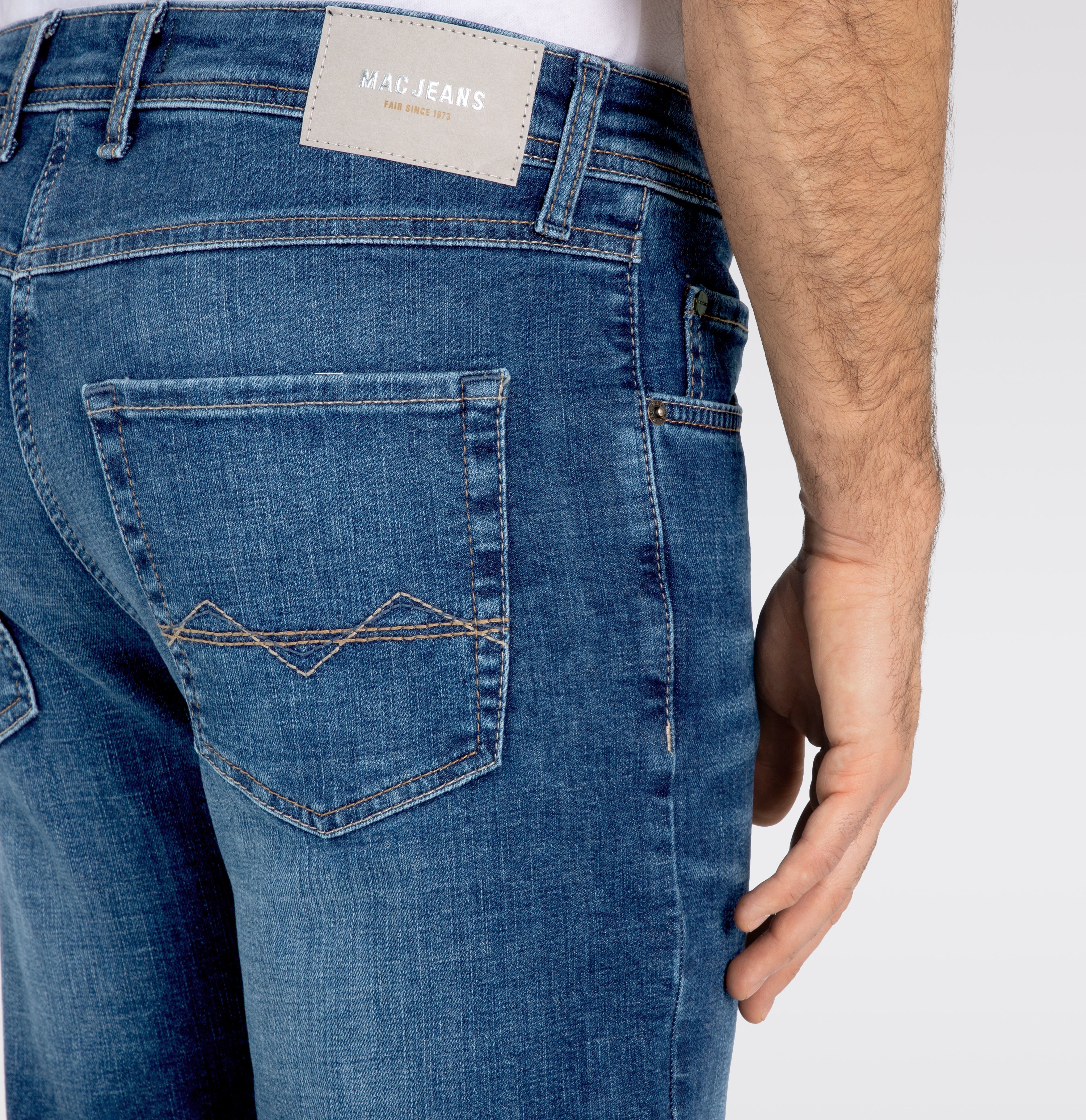 Slim, sporty jeans with recycled cotton. | Arne | dark blue authentic 3D | Detailed view 3 of model
