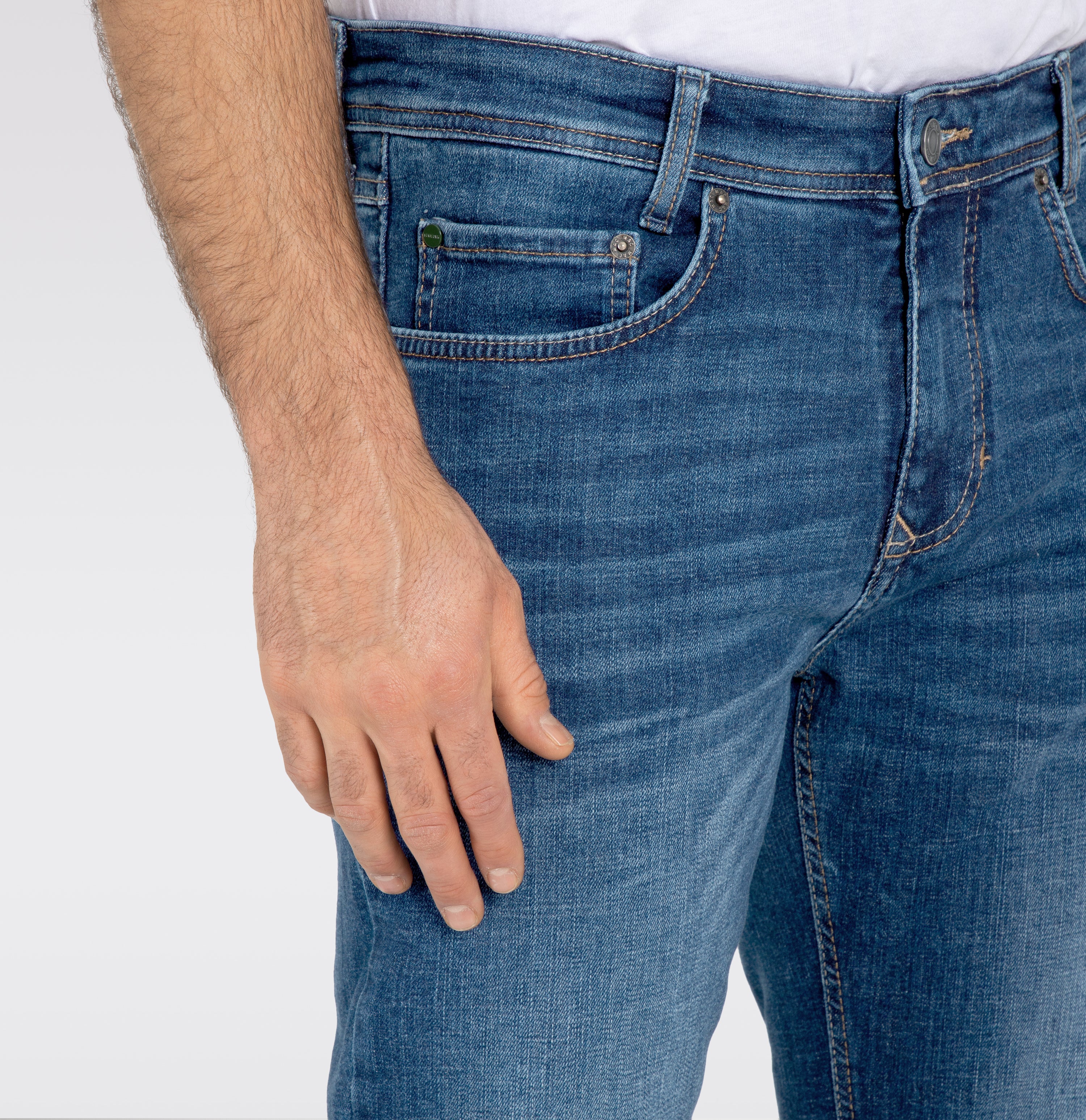 Slim, sporty jeans with recycled cotton. | Arne | dark blue authentic 3D | Detailed view 4 of model