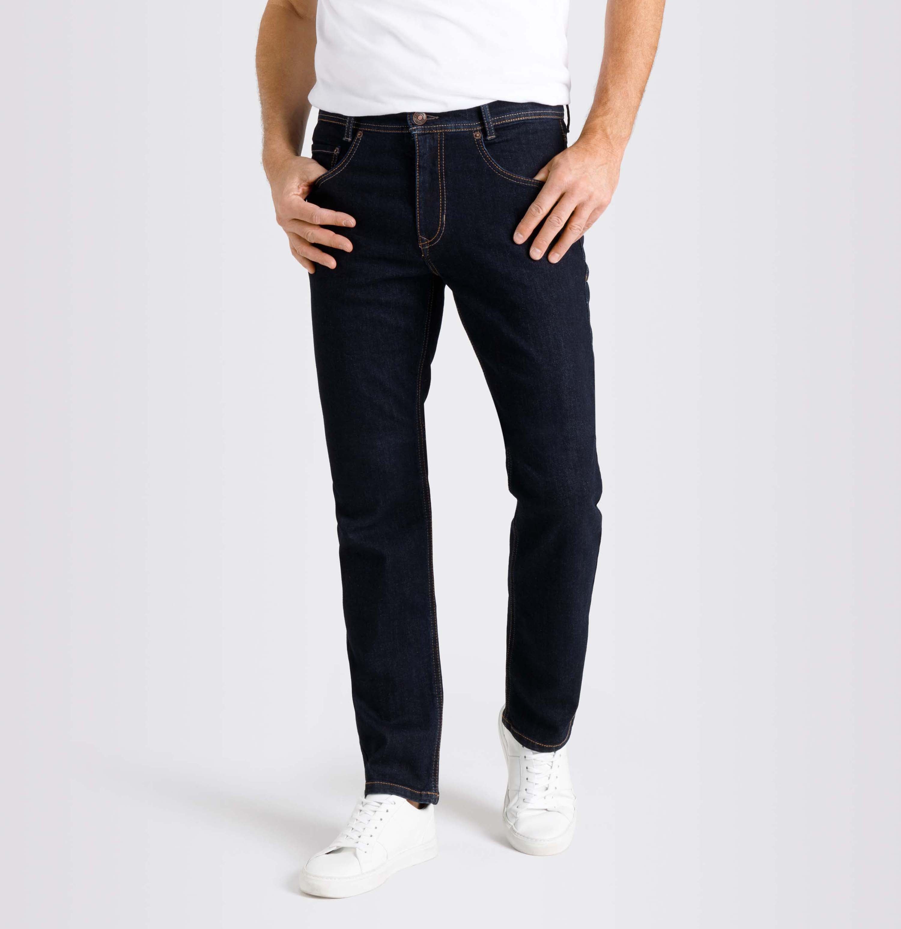 Slim jeans made of recycled denim. | Arne | authentic dark blue | Front view of model