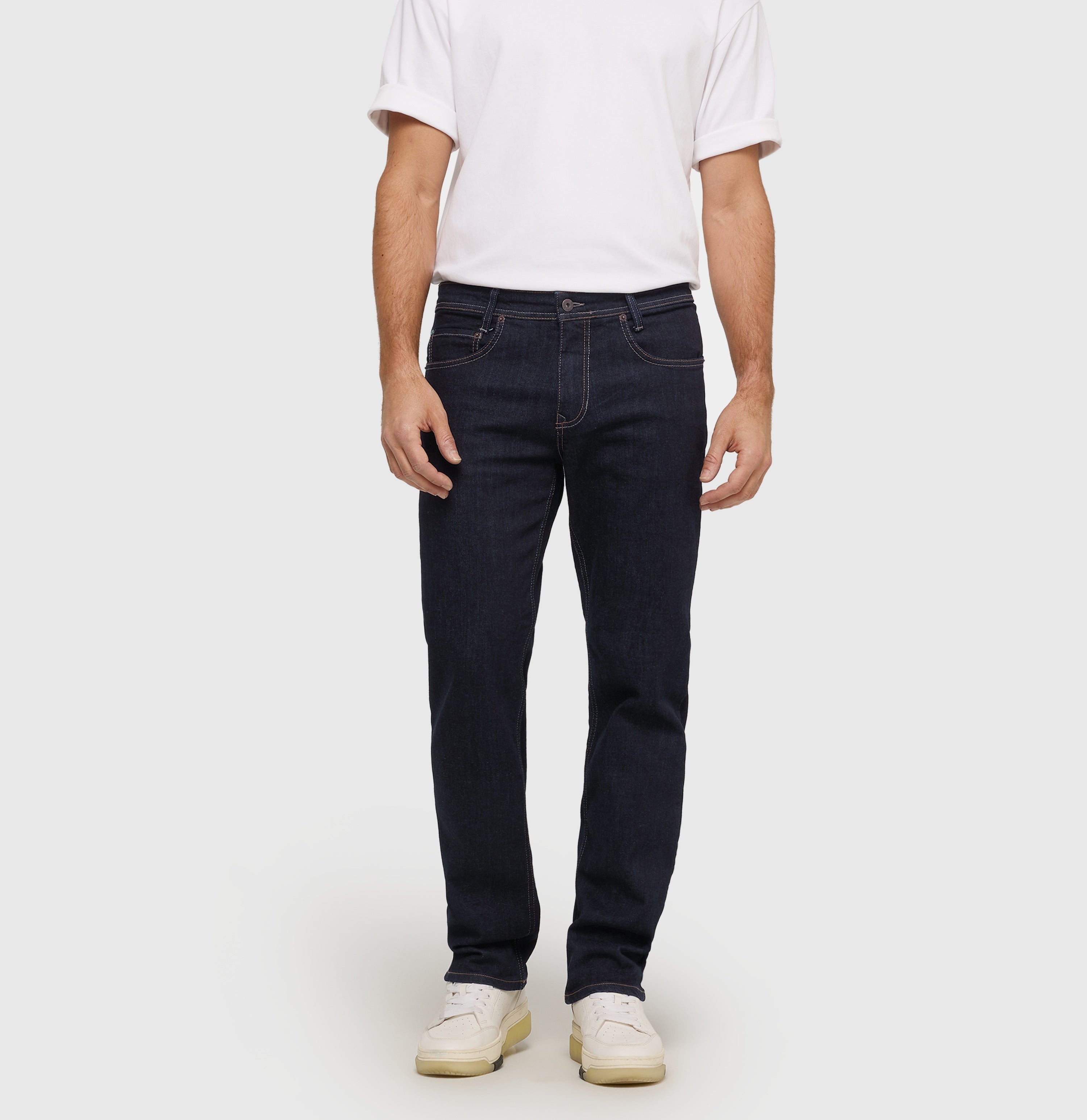 Slim jeans made of recycled denim. | Arne | authentic dark blue | Front view of model