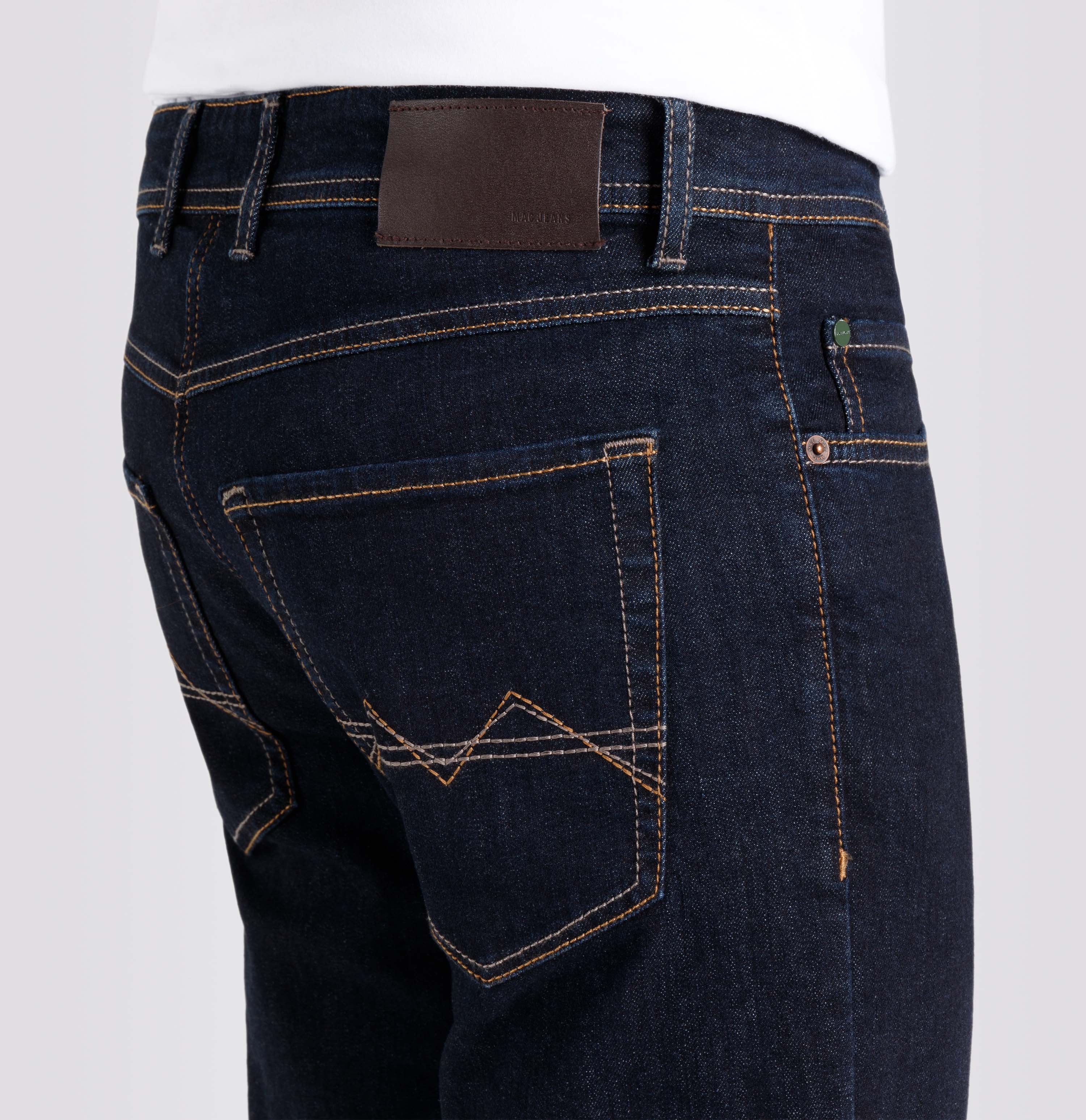 Slim, sporty jeans with recycled cotton. | Arne | authentic dark blue | Side view of model