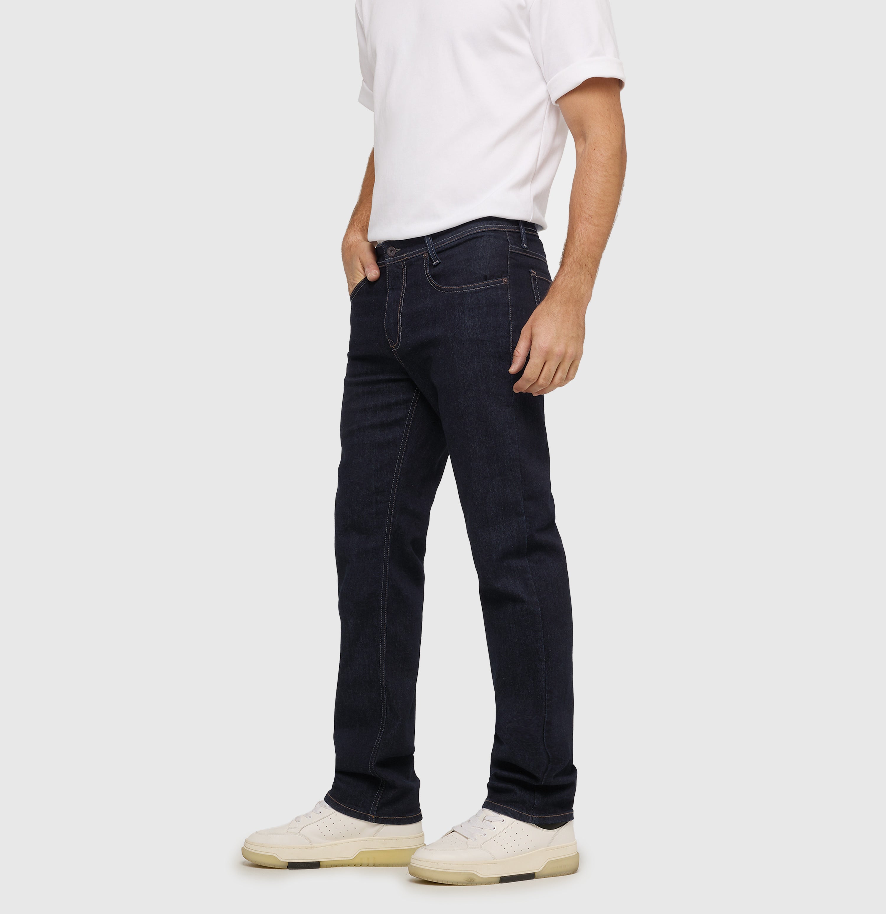 Slim jeans made of recycled denim. | Arne | authentic dark blue | Side view of model