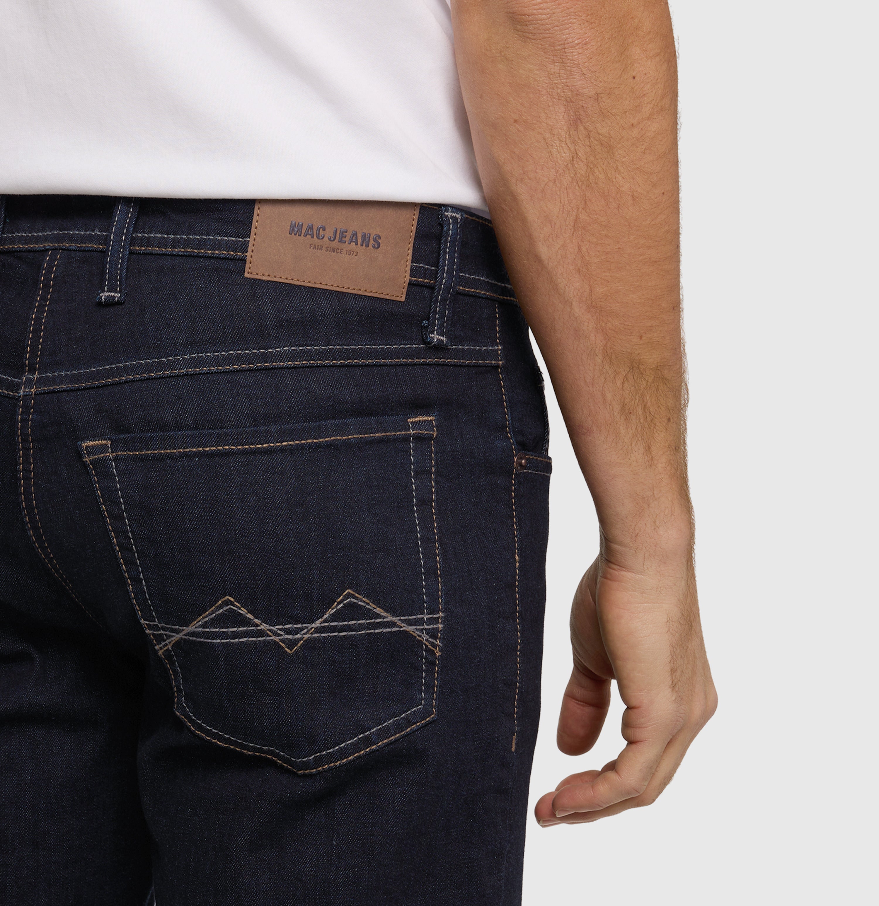 Slim jeans made of recycled denim. | Arne | authentic dark blue | Detailed view 2 of model