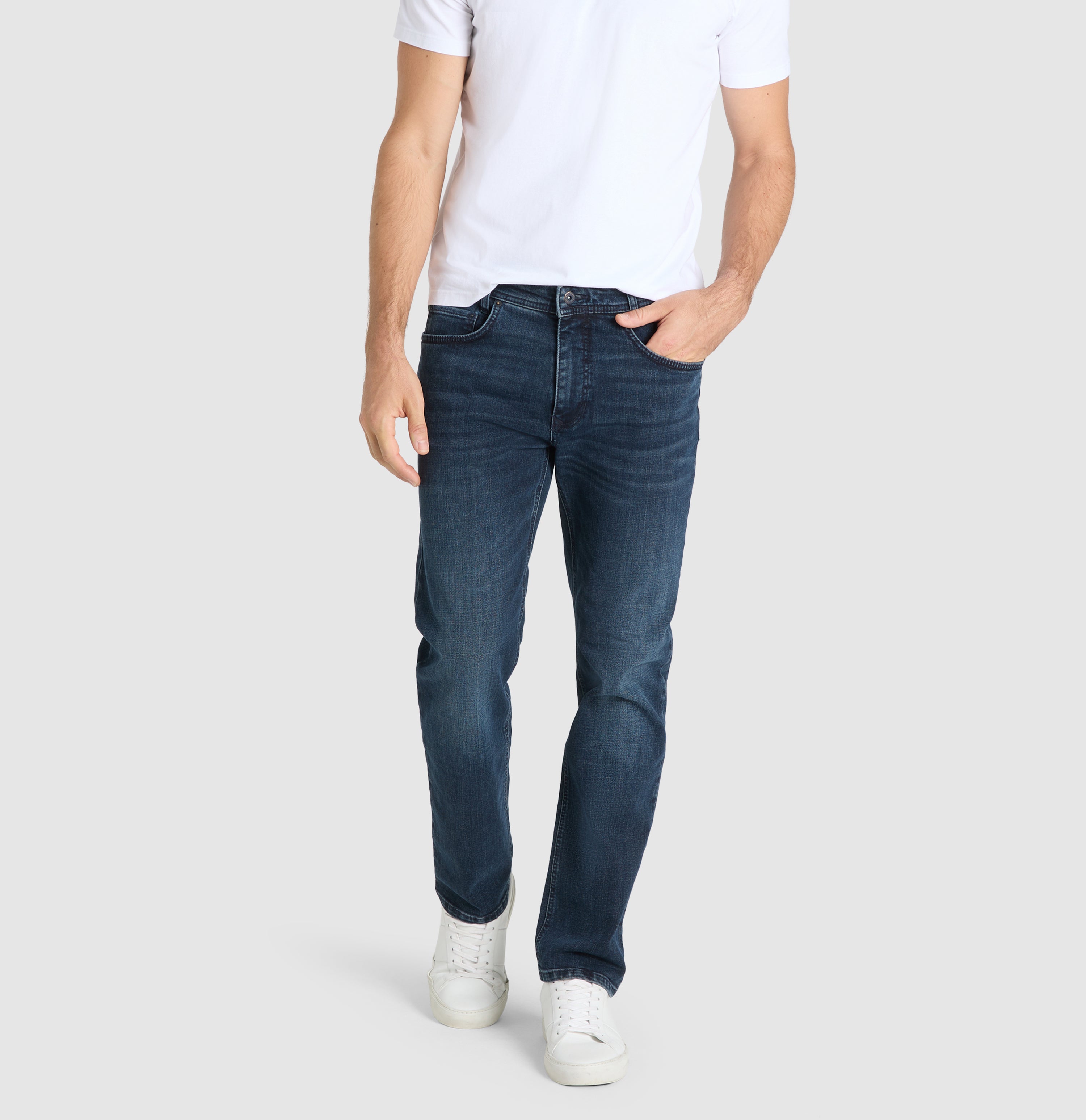 Slim jeans made of recycled denim. | Arne | deep blue authentic used od black | Front view of model