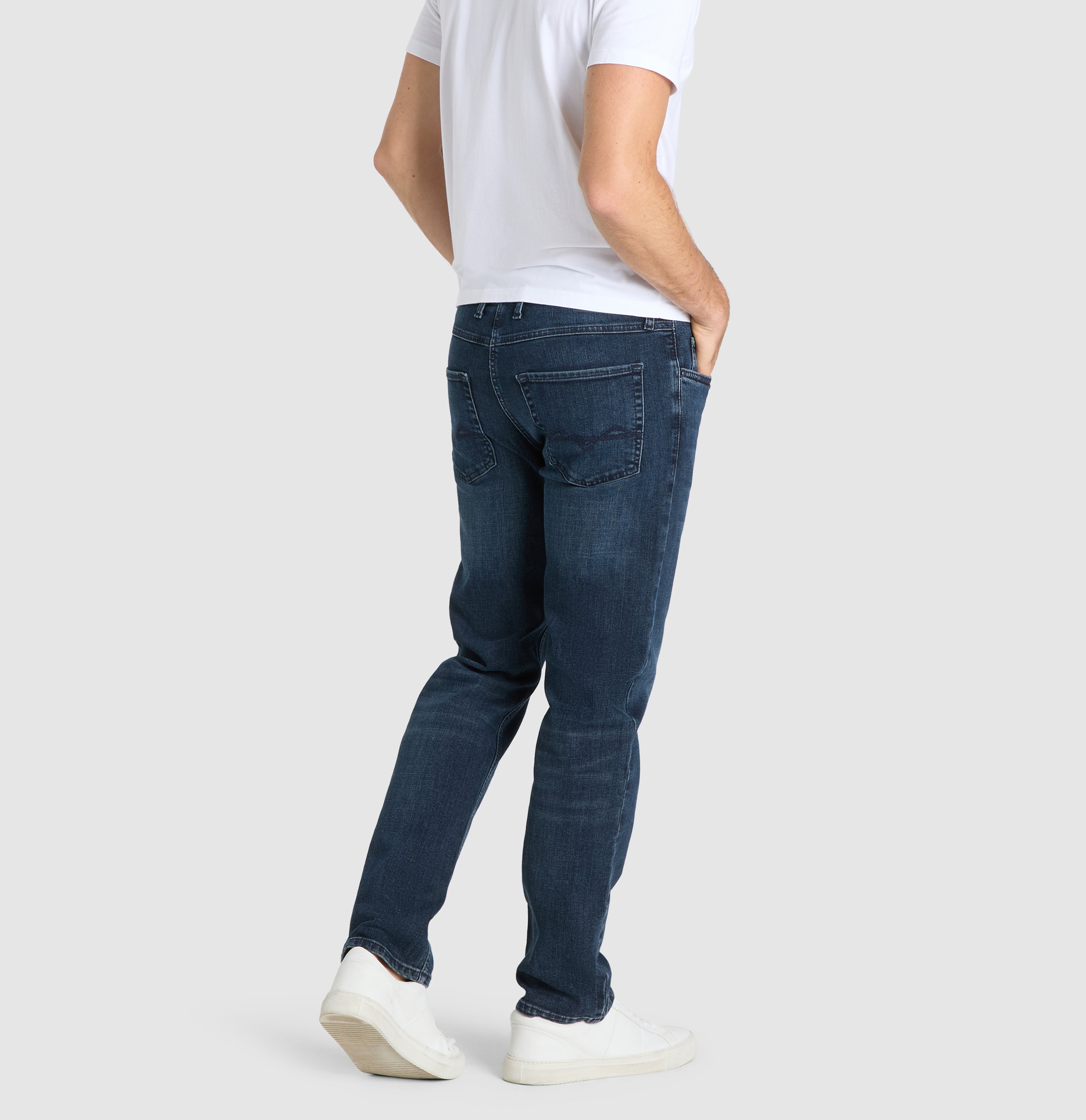 Slim jeans made of recycled denim. | Arne | deep blue authentic used od black | Back view of model