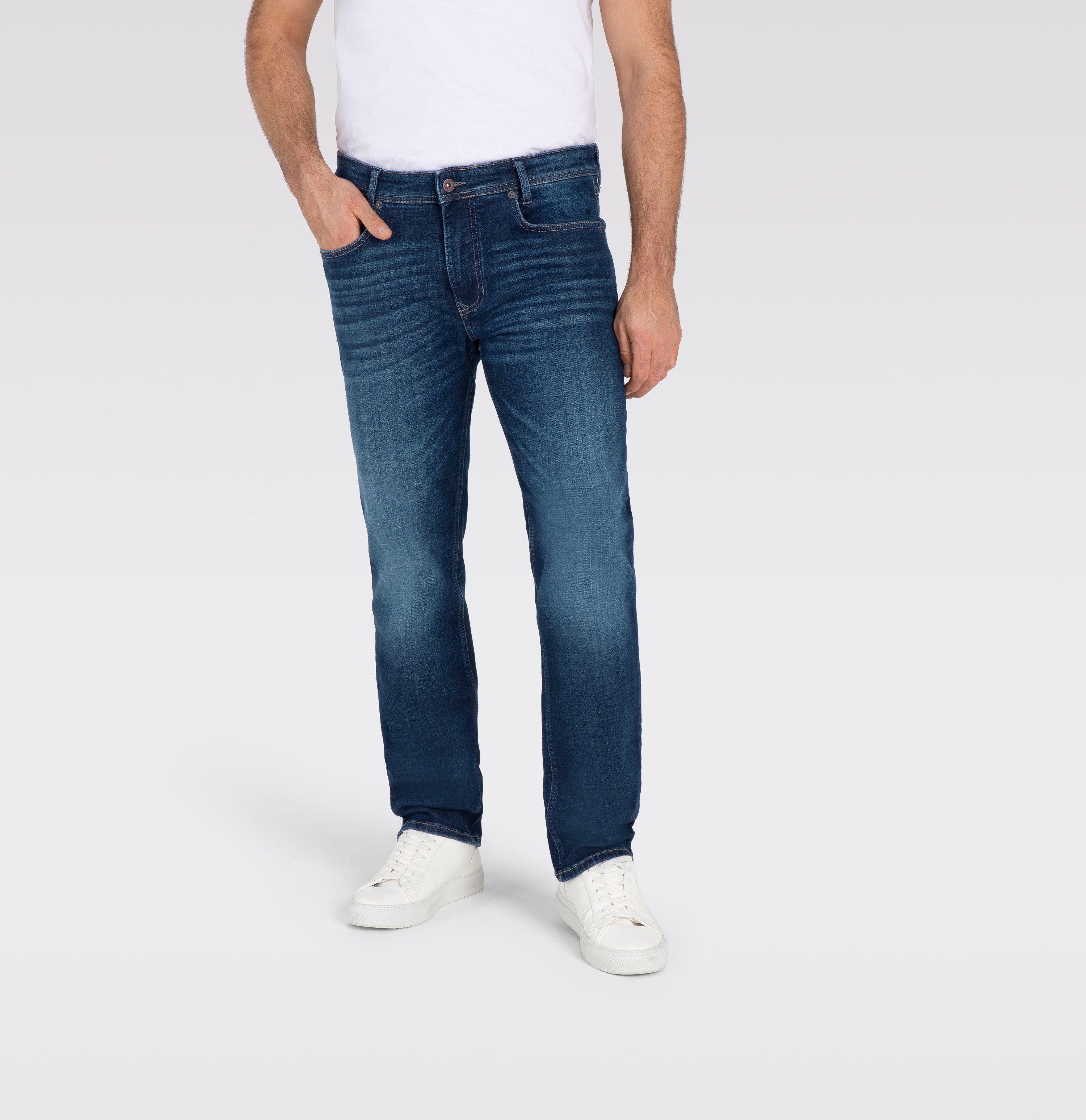 Slim, sporty jeans with recycled cotton. | Arne | dark vintage blue | Front view of model